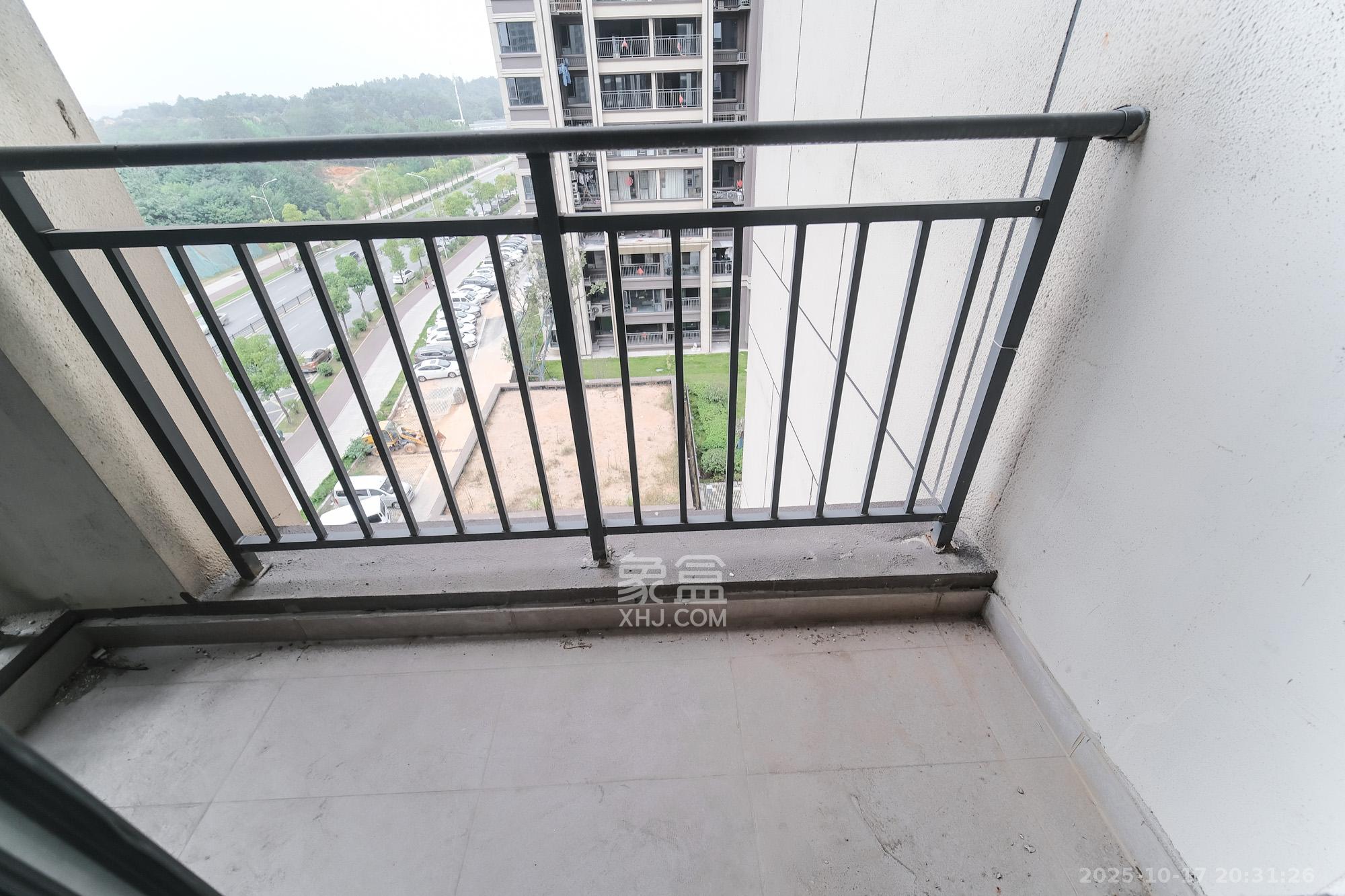 荣盛城  4室2厅2卫    88.8万阳台