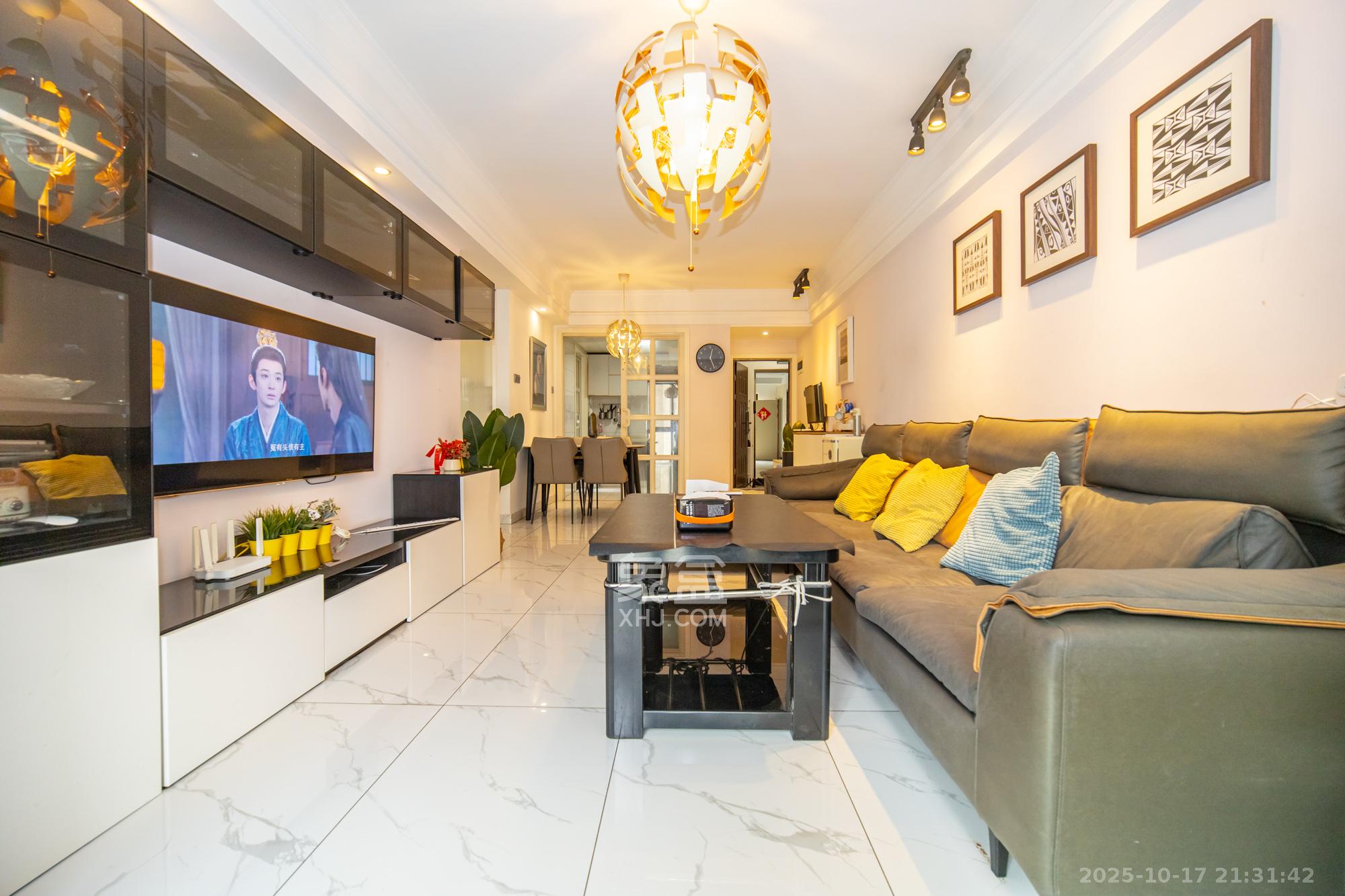 华润置地广场二期  3室2厅1卫    86.0万 华润置地广场二期  3室2厅1卫    86.0万客厅