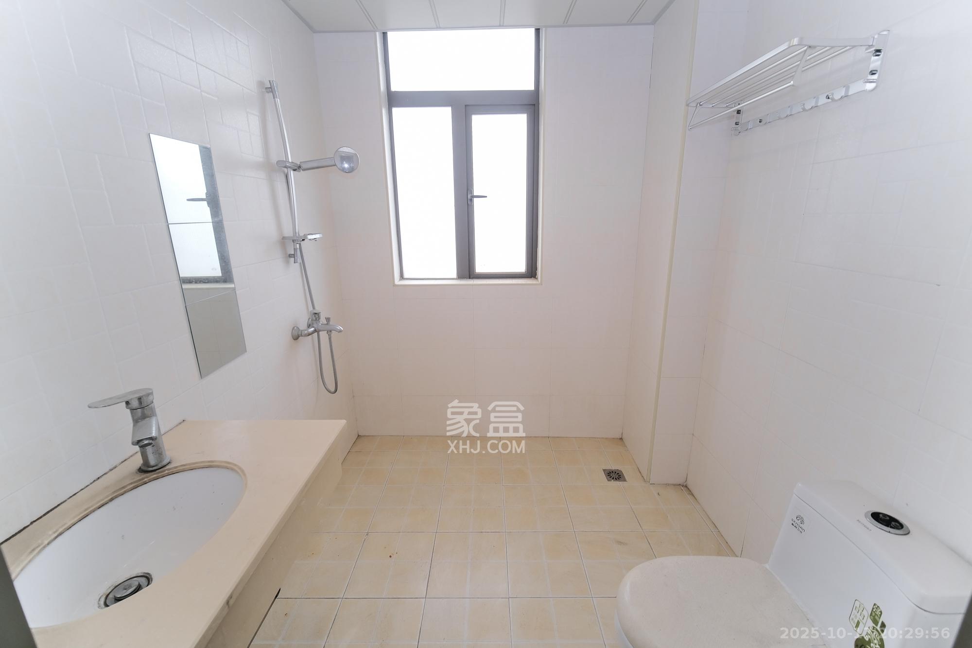 好望谷  4室2厅2卫    82.8万卫生间