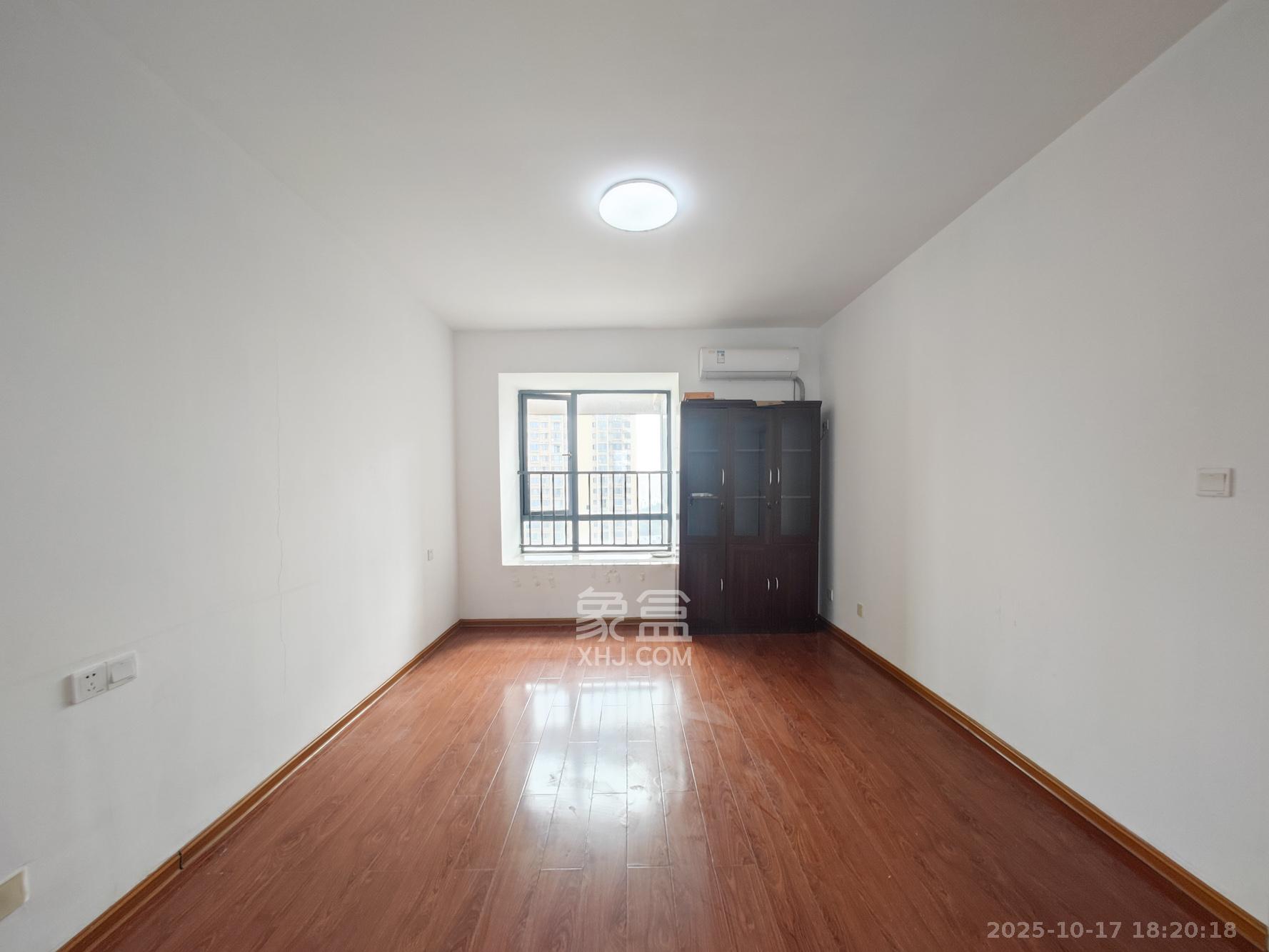 西湖鸿运佳苑  3室2厅2卫    83.0万卧室