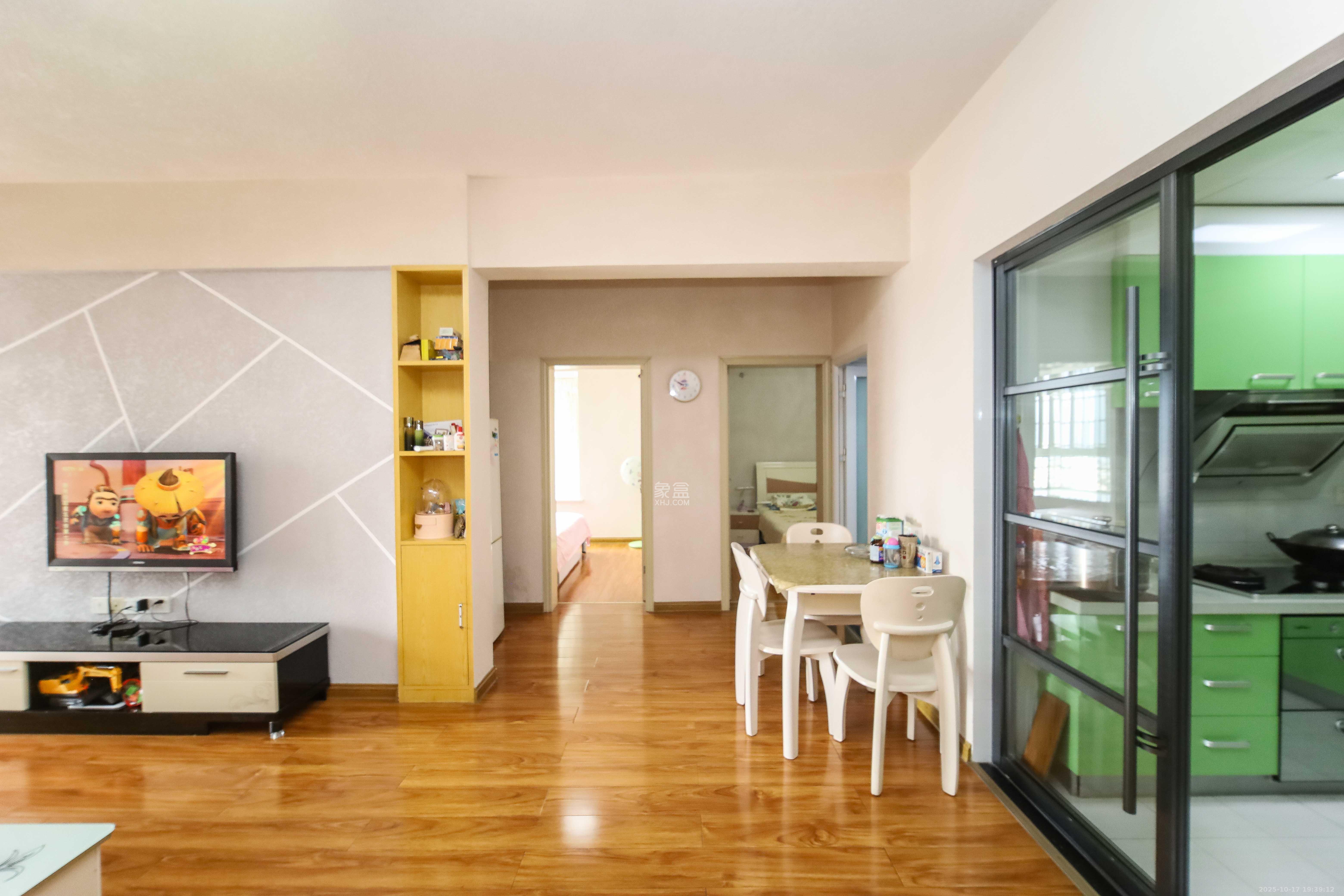 上河国际C区  3室2厅1卫    98.7万客厅