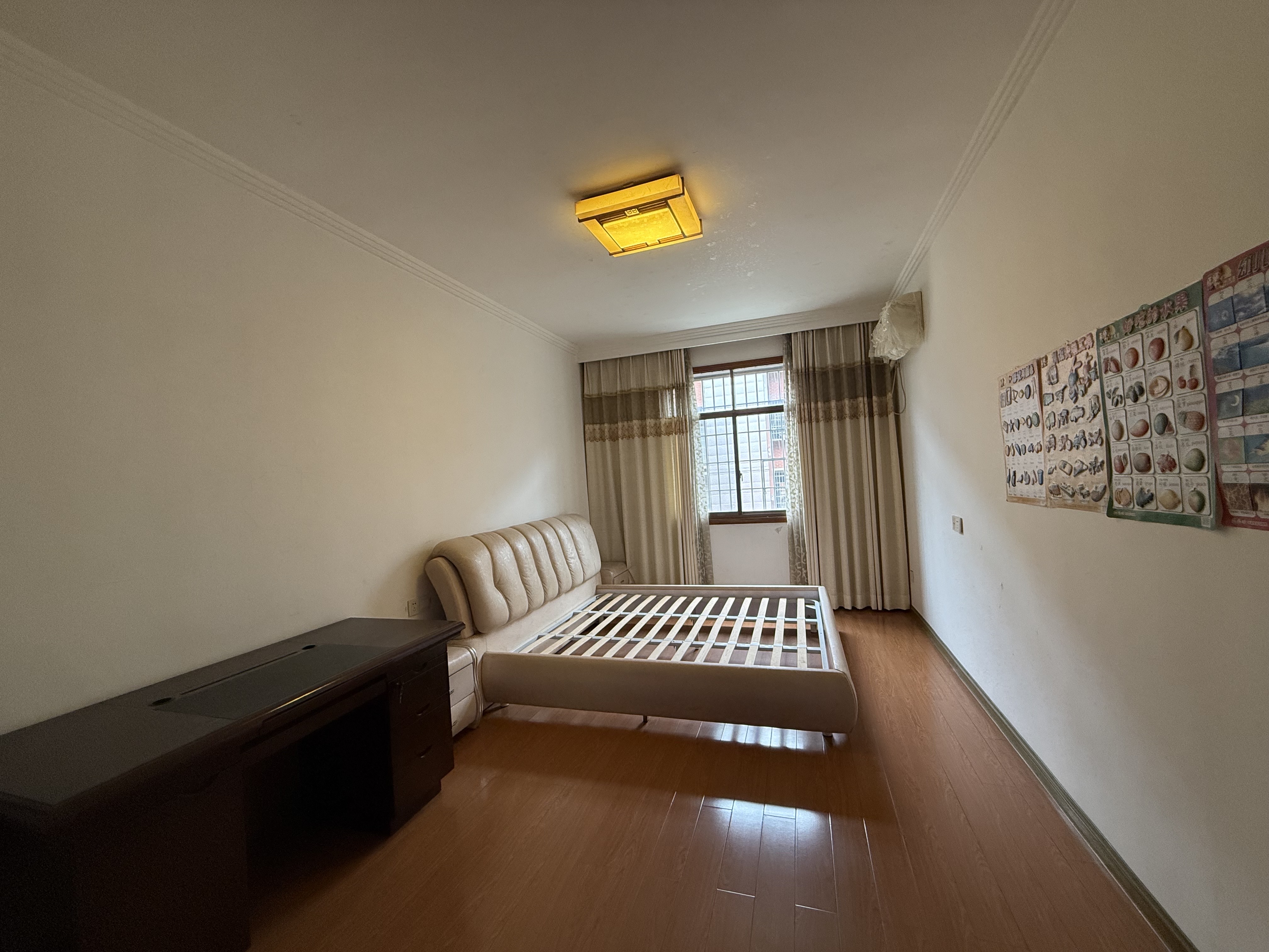 龙凤花园 4室2厅2卫 49.8万 龙凤花园 4室2厅2卫 49.8万客厅