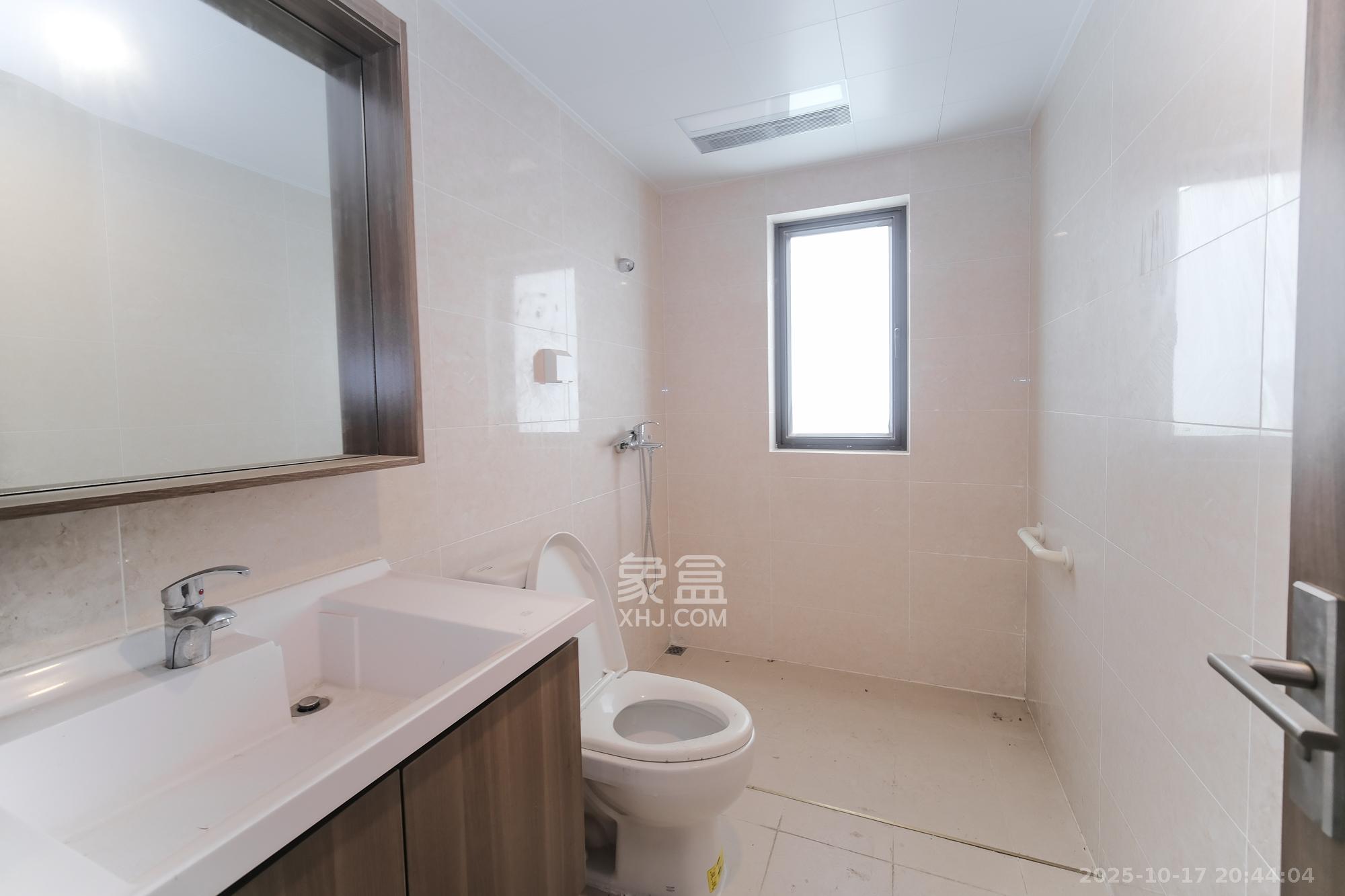 保利香槟国际  4室2厅2卫    95.0万卫生间