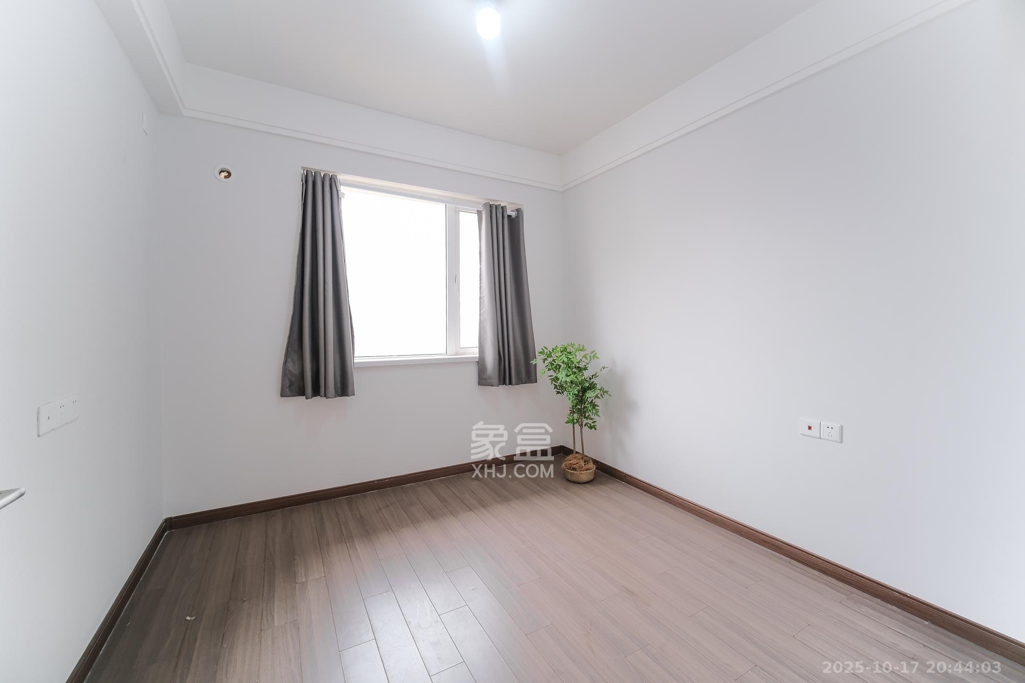 保利香槟国际  4室2厅2卫    95.0万卧室