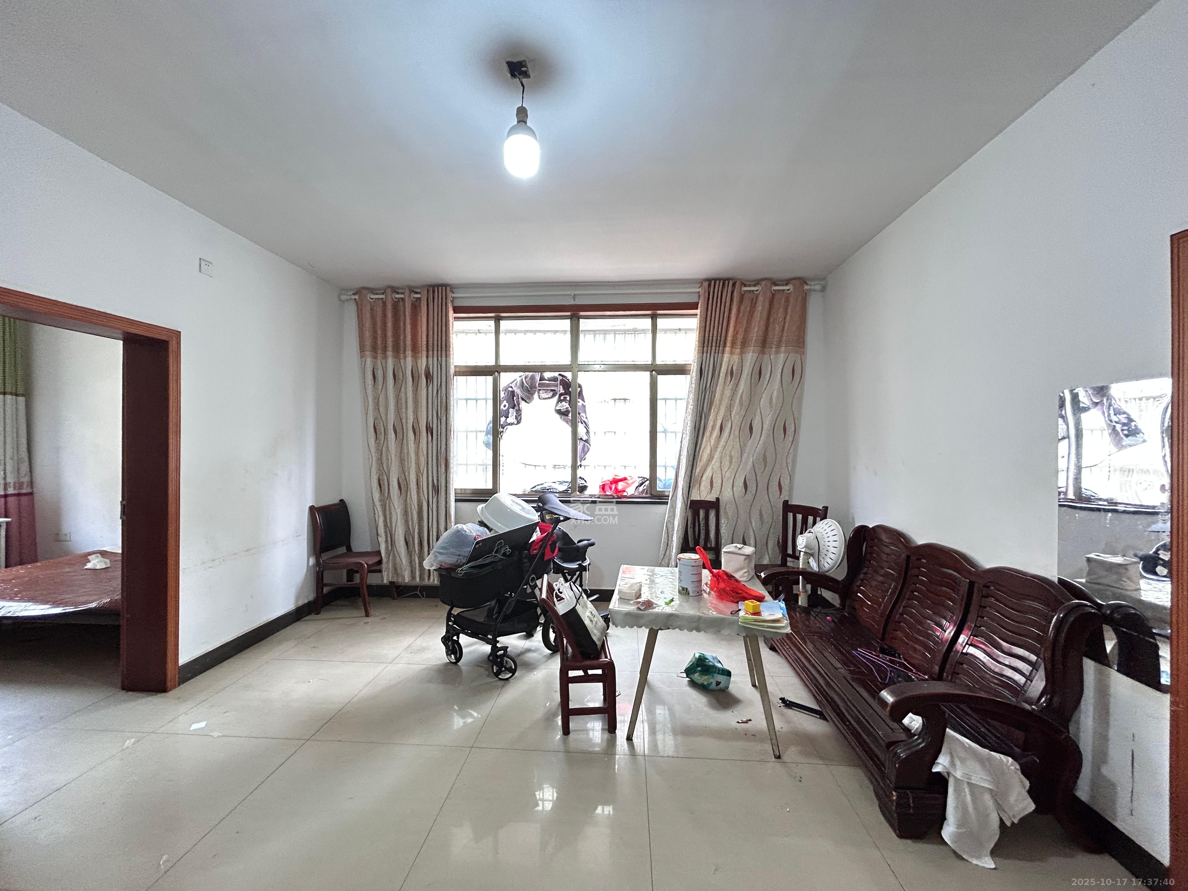 城西安置小区  3室2厅1卫    1400.0元/月室内图1