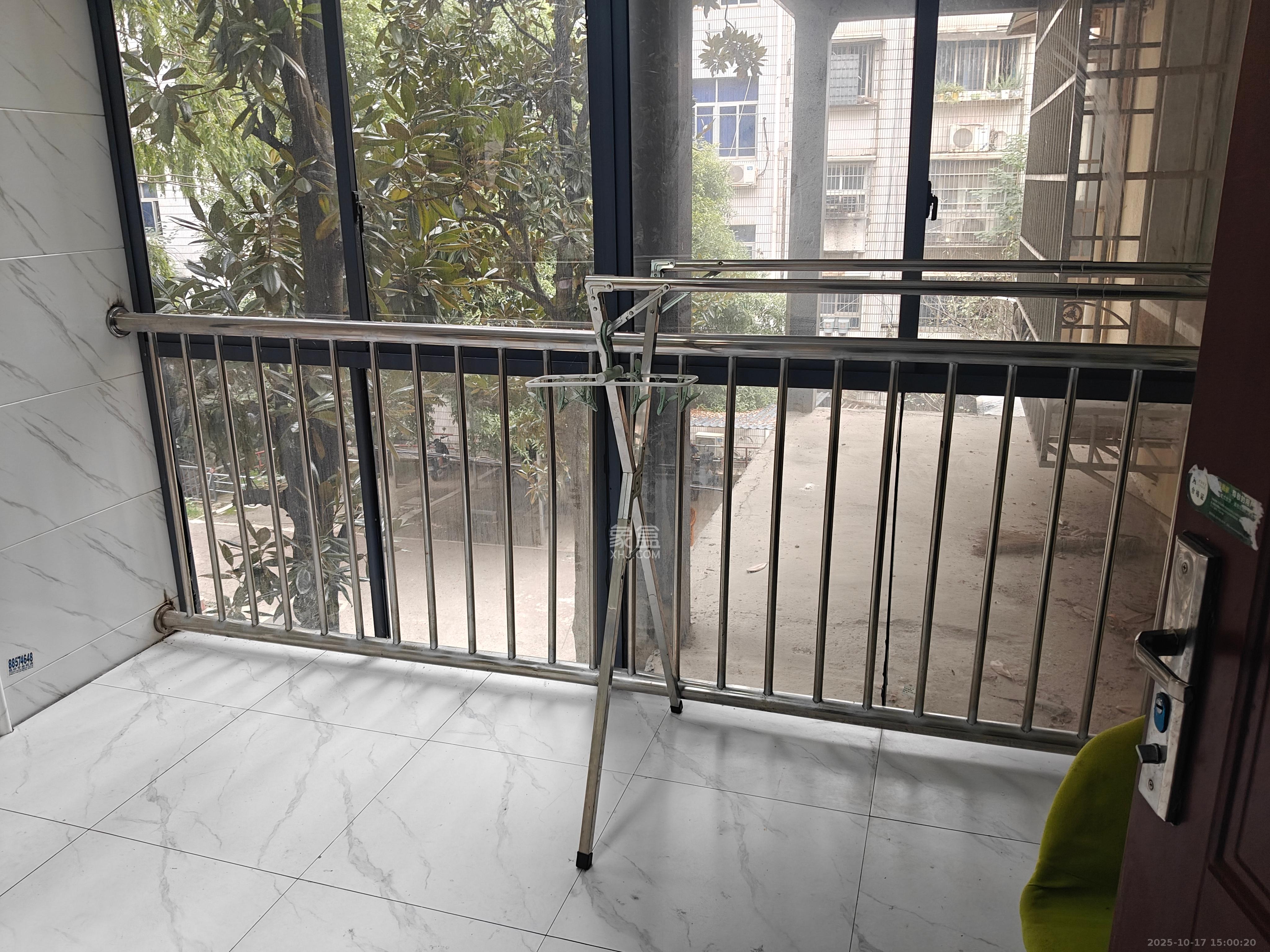 石佳冲小区  3室1厅1卫    2400.0元/月 石佳冲小区  3室1厅1卫    2400.0元/月室内图