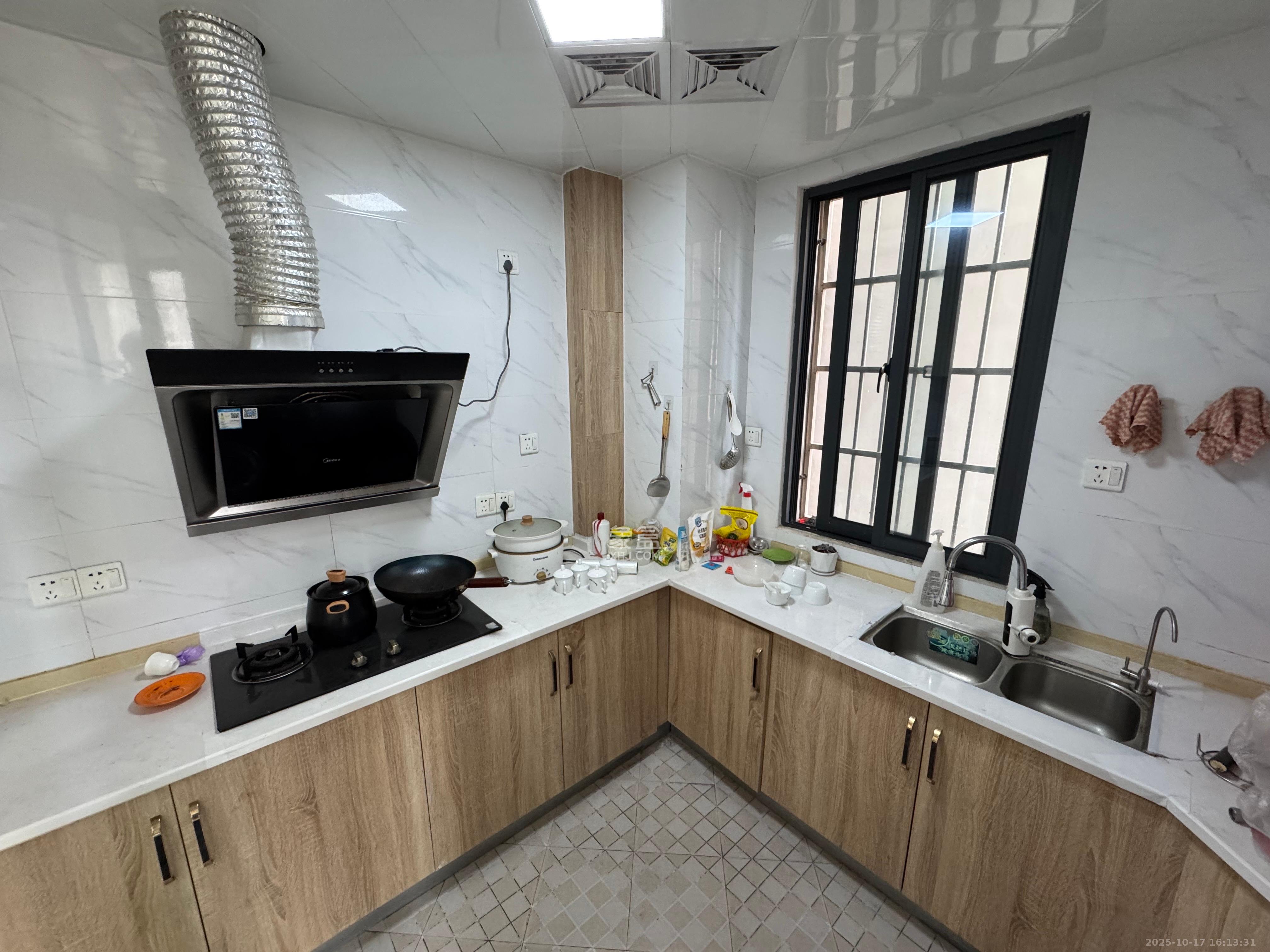 藏珑湖上国际花园  4室2厅2卫    5500.0元/月 藏珑湖上国际花园  4室2厅2卫    5500.0元/月室内图