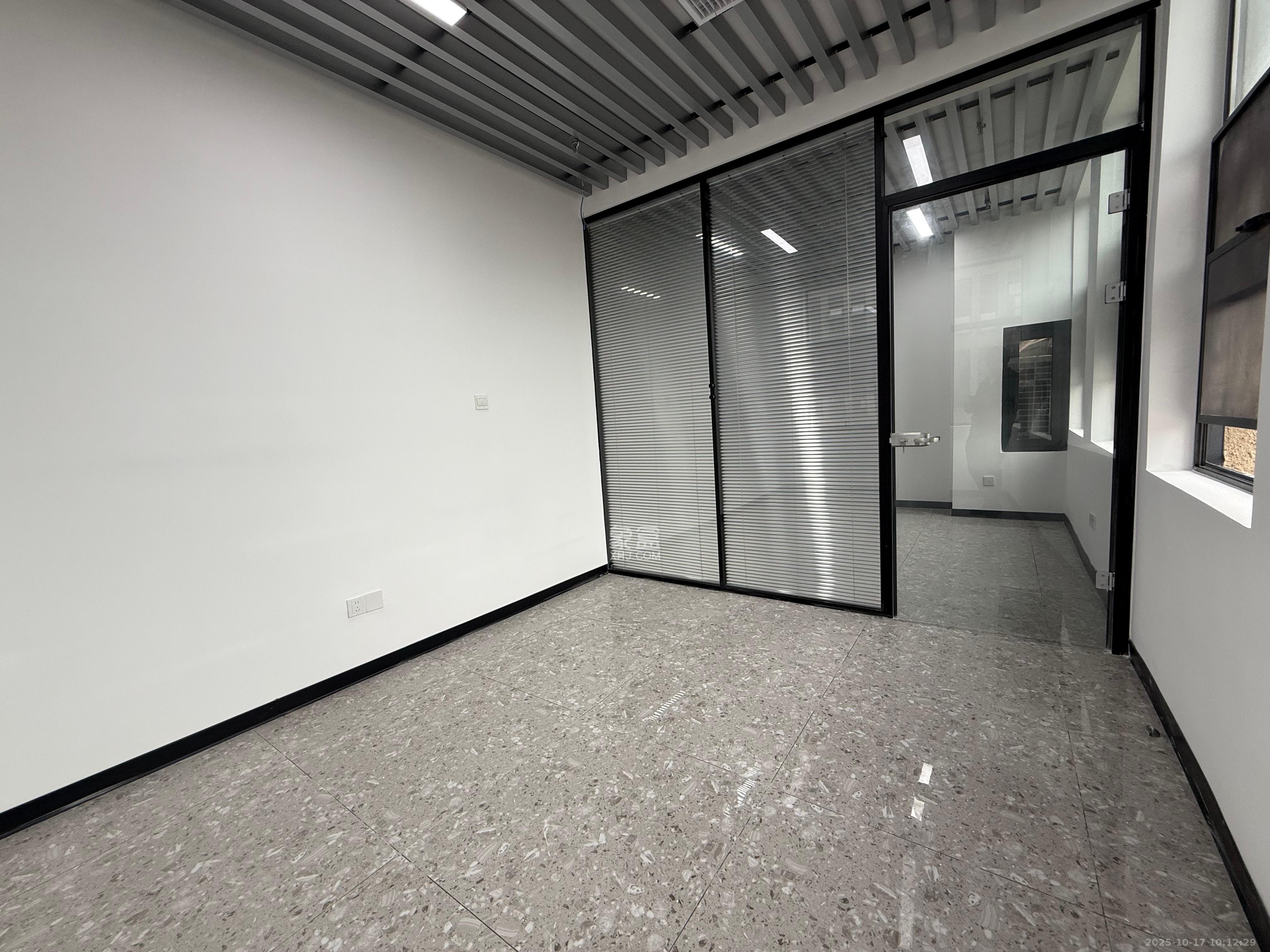 华润置地广场二期  3室2厅1卫    3600.0元/月室内图