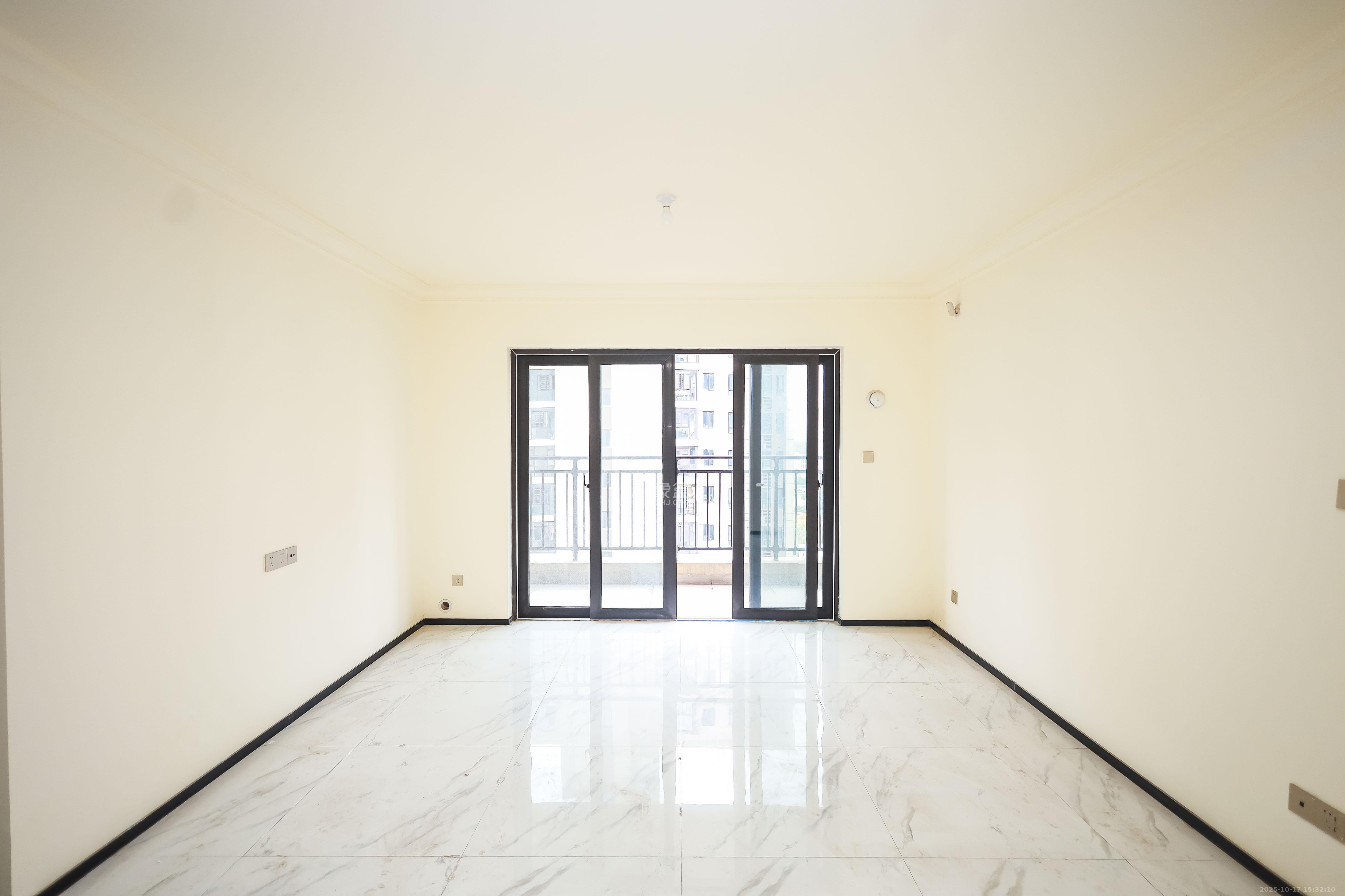 碧桂园荟隽棠  4室2厅2卫    118.0万 碧桂园荟隽棠  4室2厅2卫    118.0万客厅