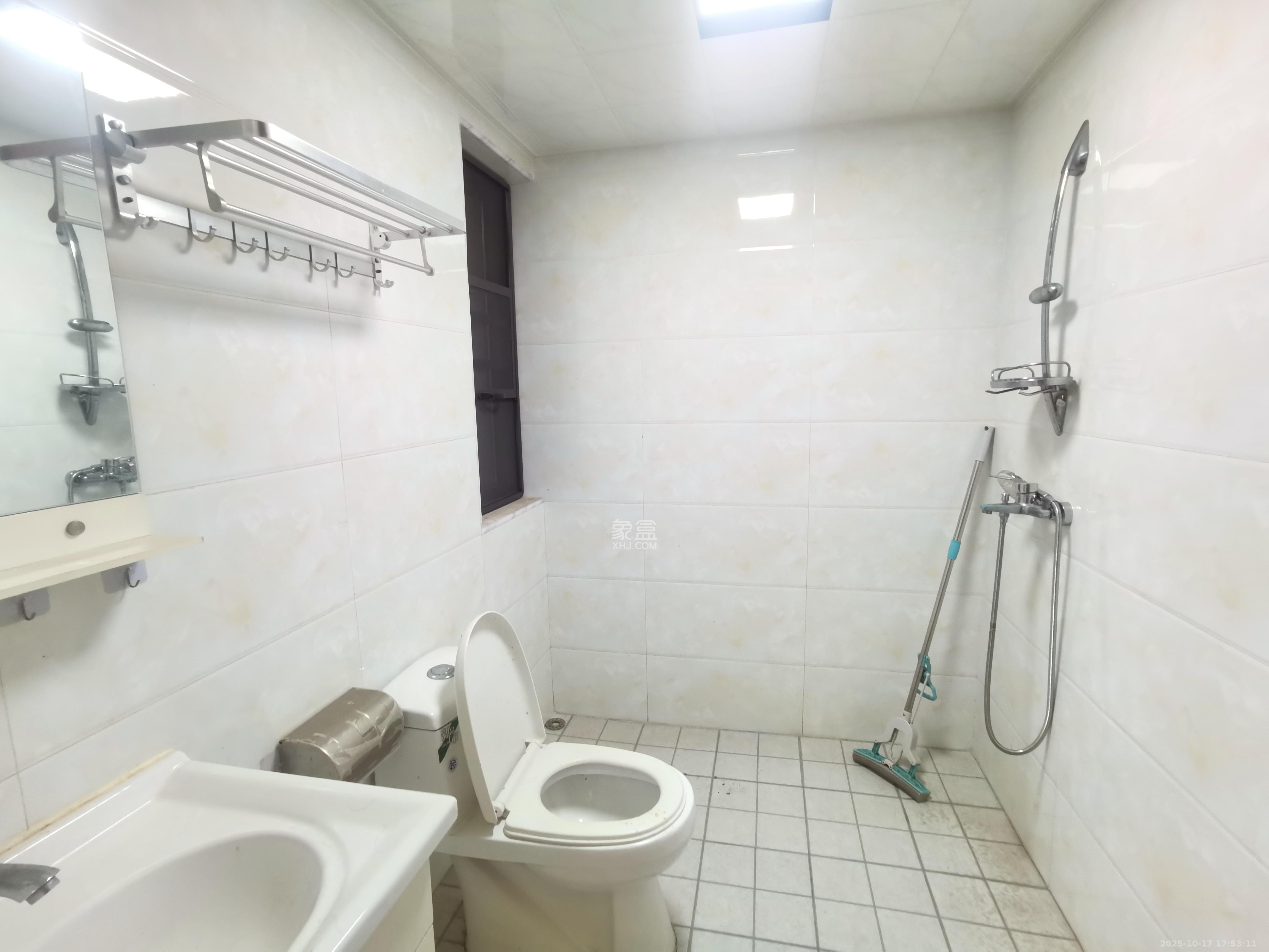 山语城三期 3室2厅2卫 2200.0元/月 山语城三期 3室2厅2卫 2200.0元/月室内图