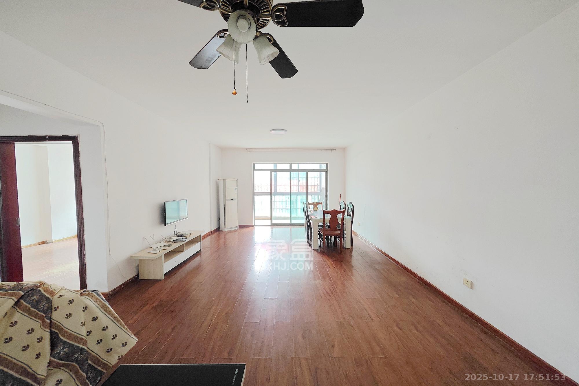 新城新世界一二三期 3室2厅2卫 110.0万 新城新世界一二三期 3室2厅2卫 110.0万客厅