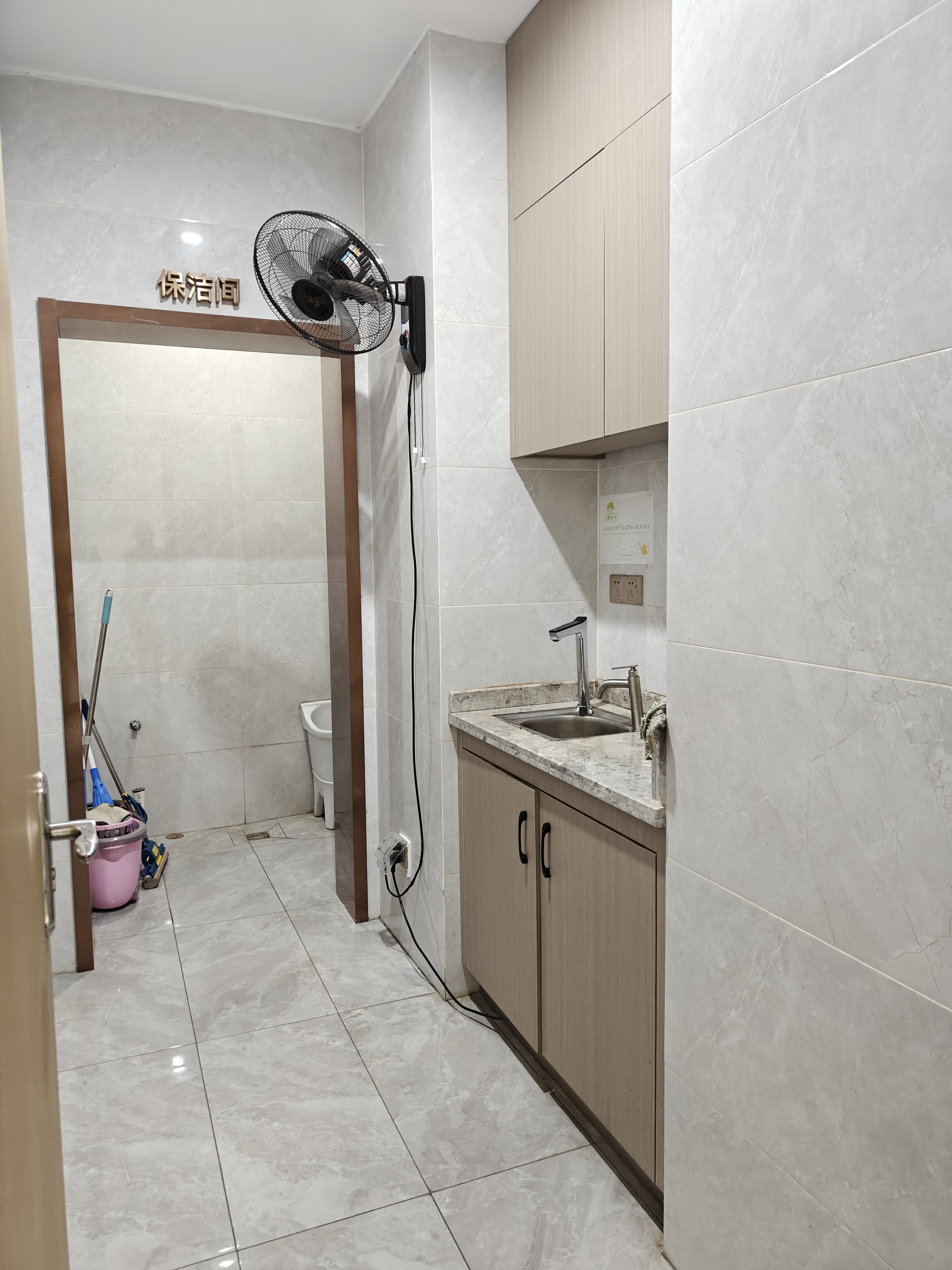 现代大厦   218.0㎡      15000.0元/月室内图