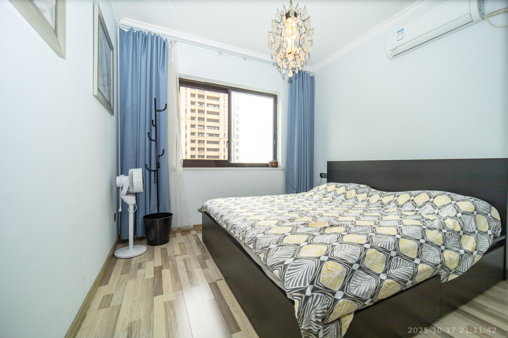 华润置地广场二期  3室2厅1卫    86.0万 华润置地广场二期  3室2厅1卫    86.0万卧室