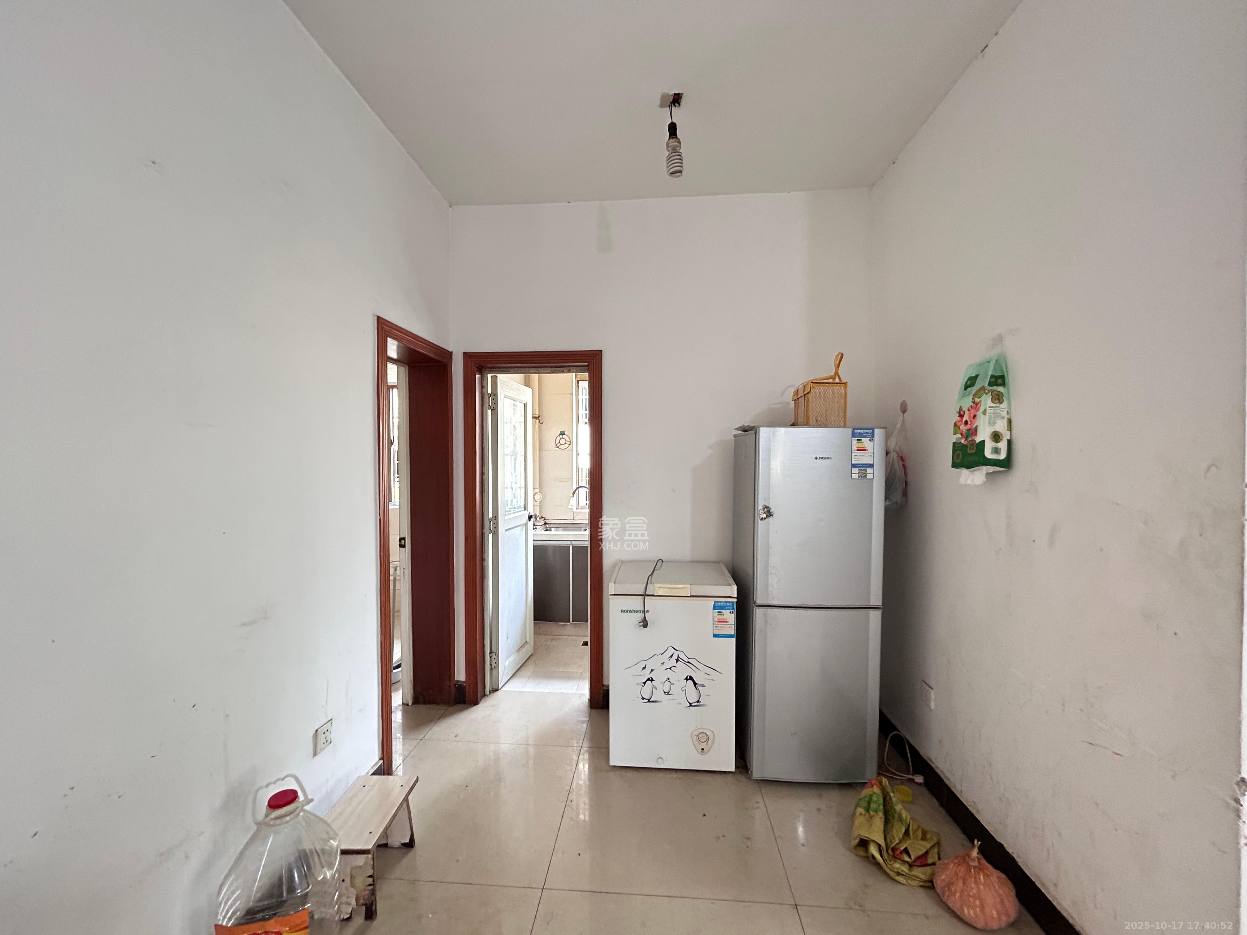 城西安置小区 3室2厅1卫 1400.0元/月 城西安置小区 3室2厅1卫 1400.0元/月室内图