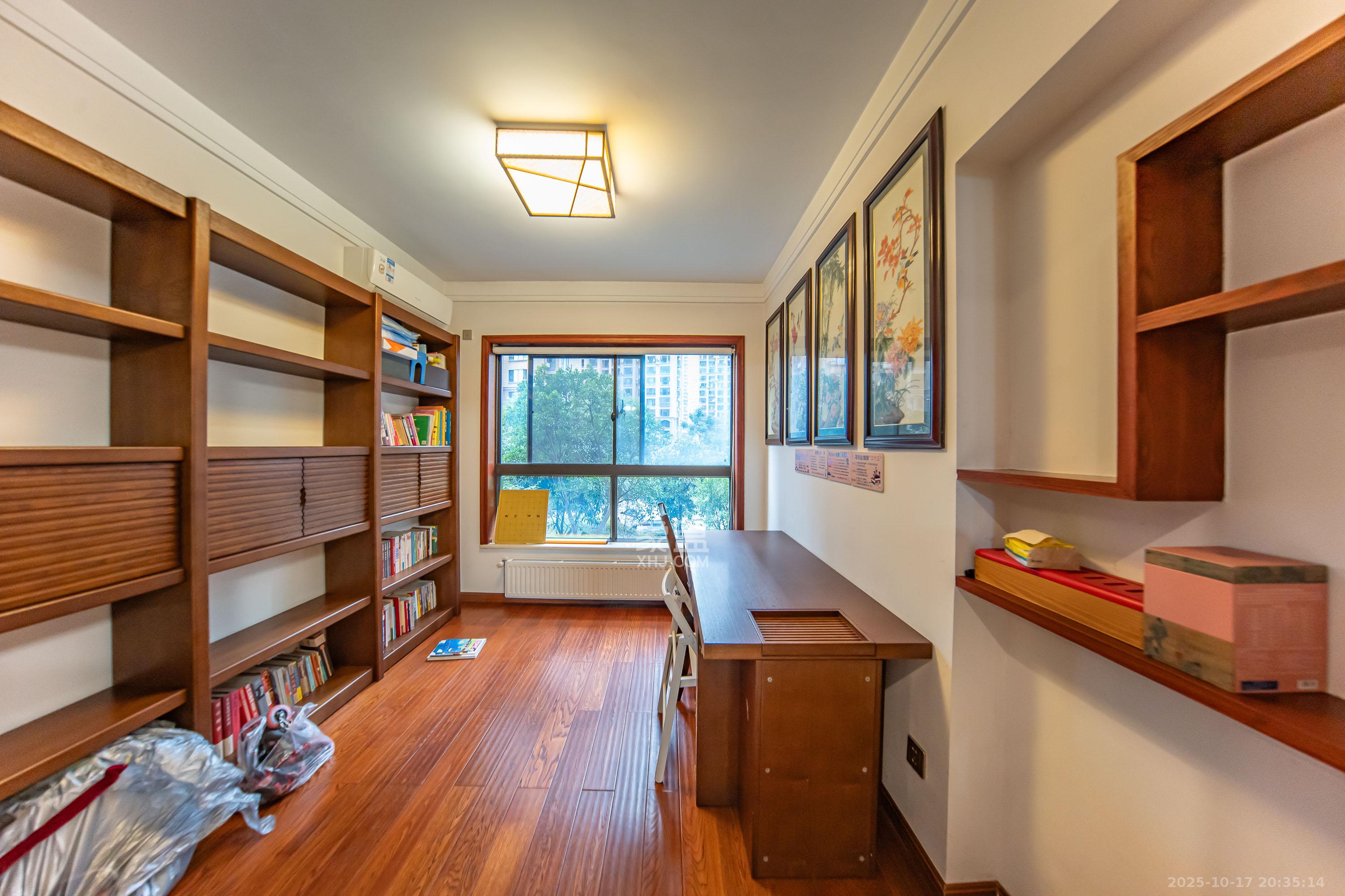 华润橡树湾 4室2厅2卫 115.0万 华润橡树湾 4室2厅2卫 115.0万卧室