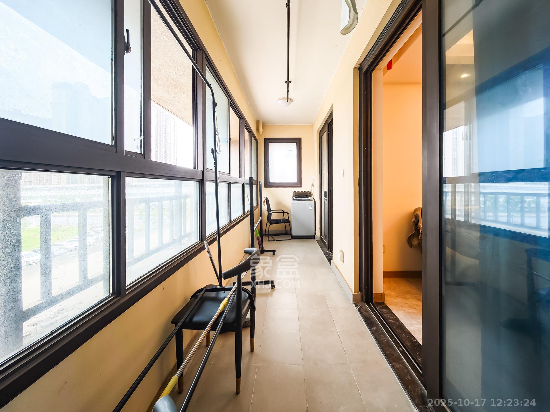 新城和樾（新城和樾公馆）  3室2厅2卫    88.0万阳台