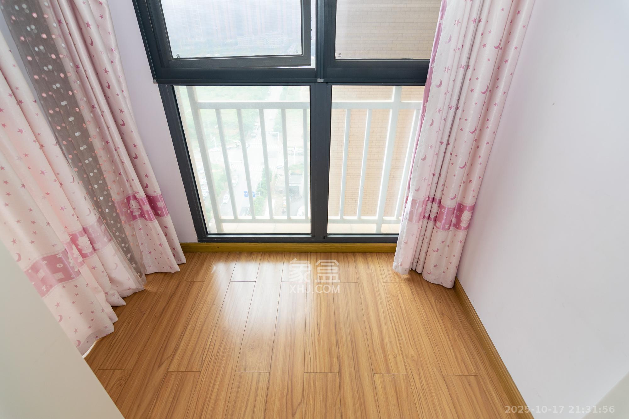 新雅黄金苑  4室2厅2卫    99.8万 新雅黄金苑  4室2厅2卫    99.8万阳台