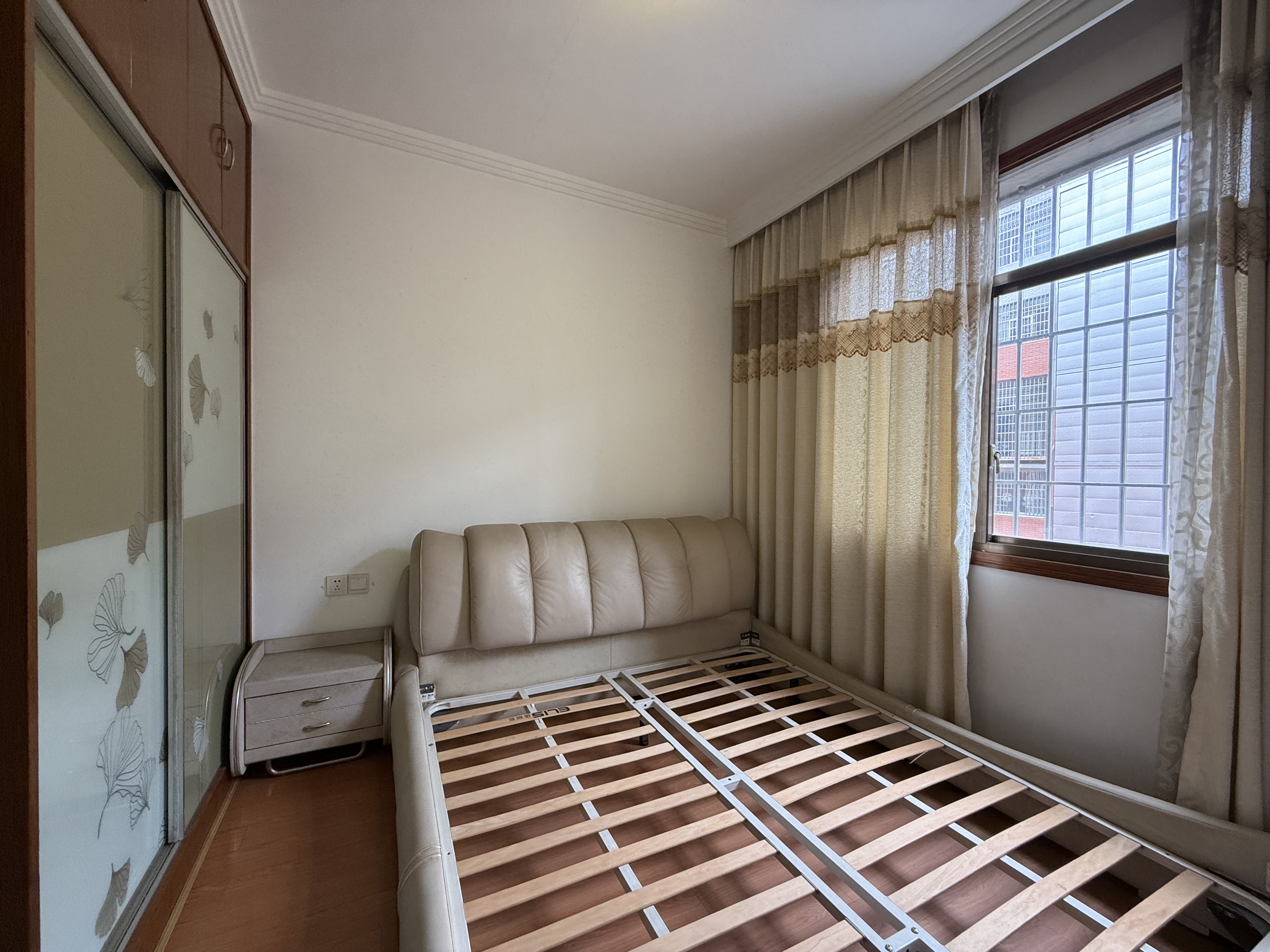 龙凤花园 4室2厅2卫 49.8万 龙凤花园 4室2厅2卫 49.8万客厅