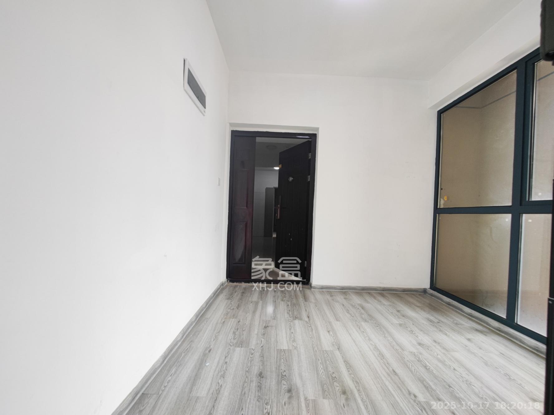 西湖鸿运佳苑  3室2厅2卫    83.0万阳台