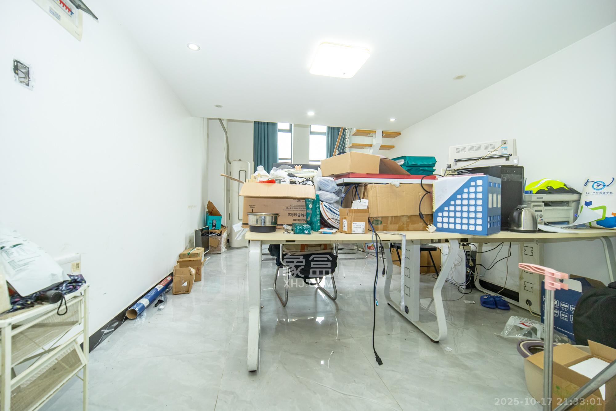 华润置地广场二期  2室1厅1卫    28.0万 华润置地广场二期  2室1厅1卫    28.0万客厅