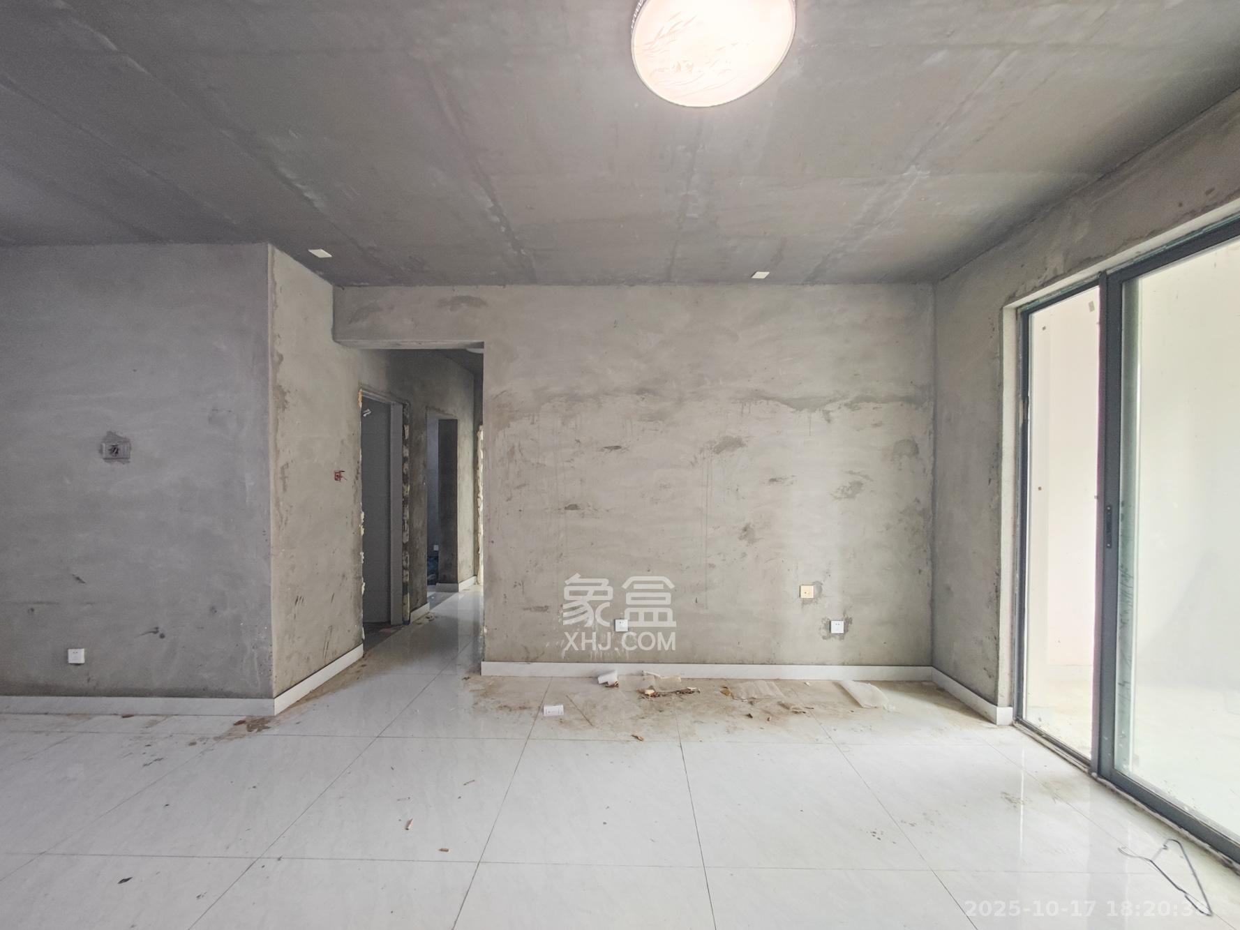 西湖鸿运佳苑  3室2厅2卫    68.0万客厅