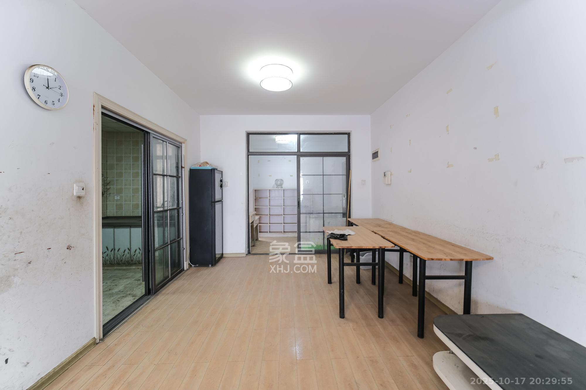 好望谷  4室2厅2卫    82.8万客厅