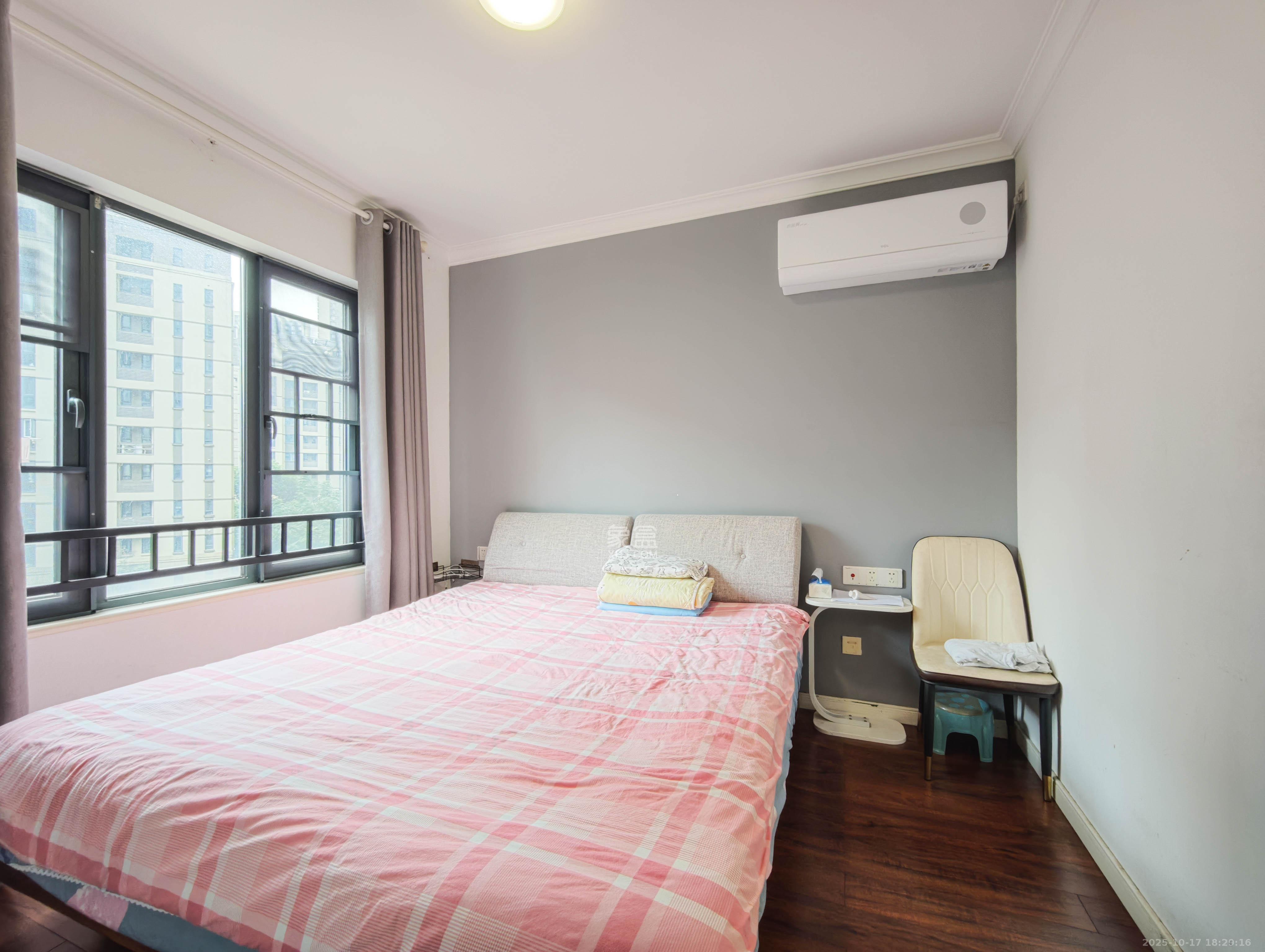 万科魅力之城观澜里  1室2厅1卫    119.0万卧室