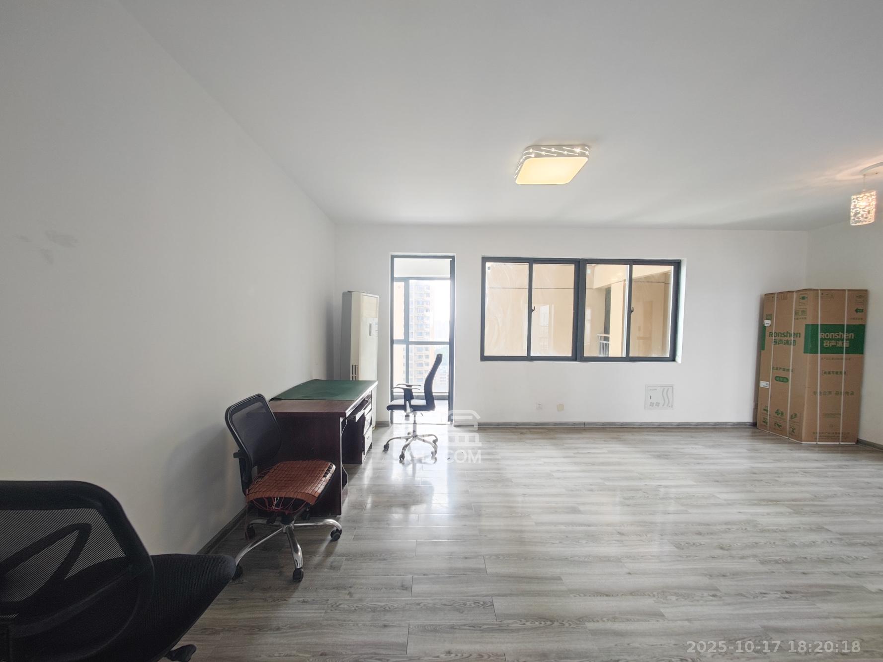 西湖鸿运佳苑  3室2厅2卫    83.0万客厅