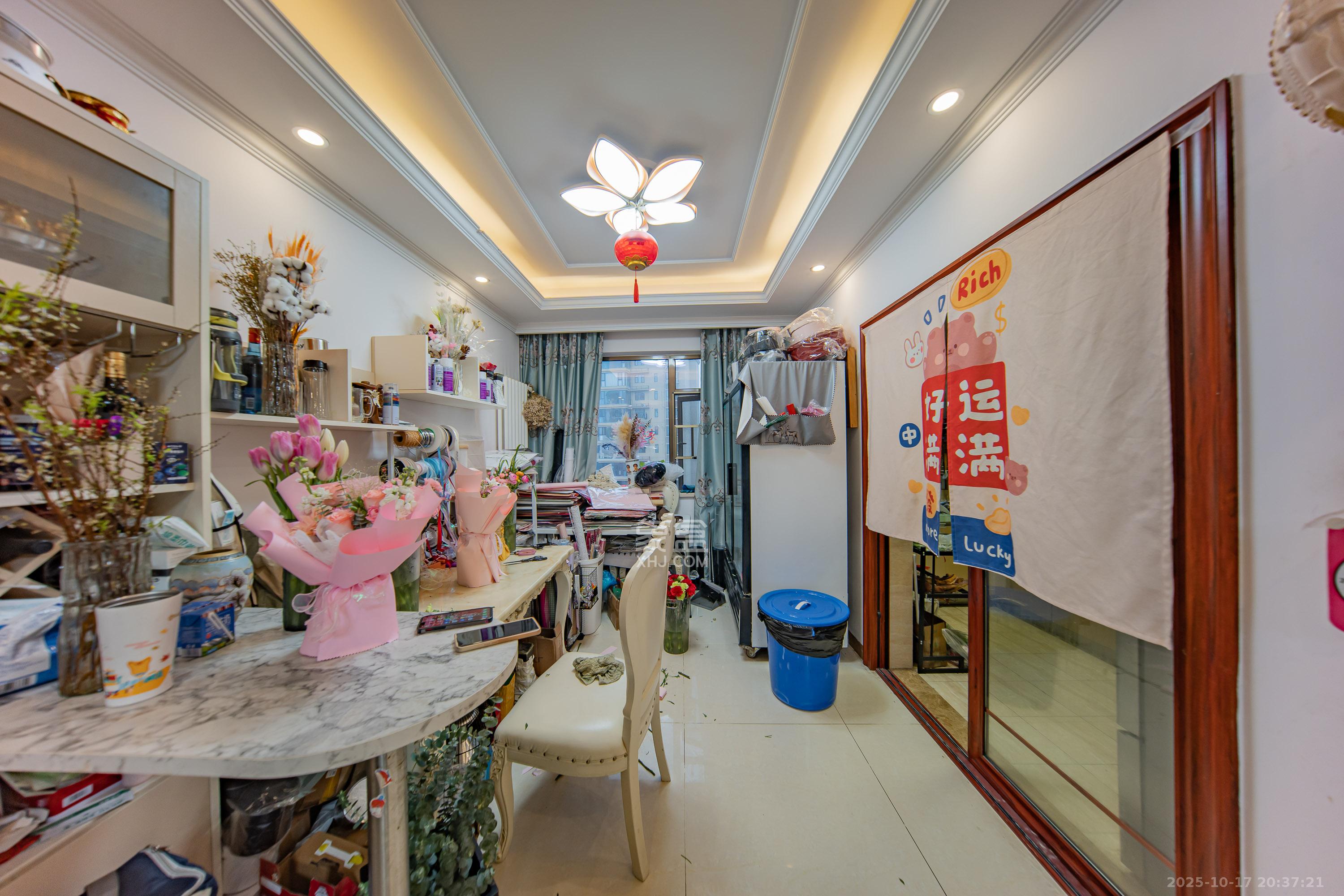 江山帝景哈佛 4室2厅2卫 135.0万 江山帝景哈佛 4室2厅2卫 135.0万客厅