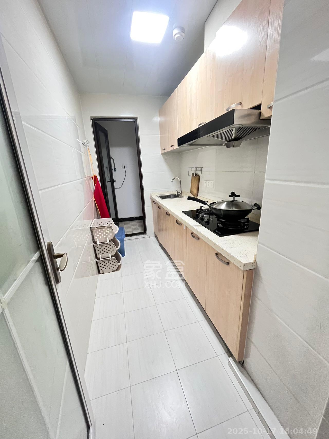 卓越蔚蓝城邦  3室2厅1卫    2000.0元/月室内图