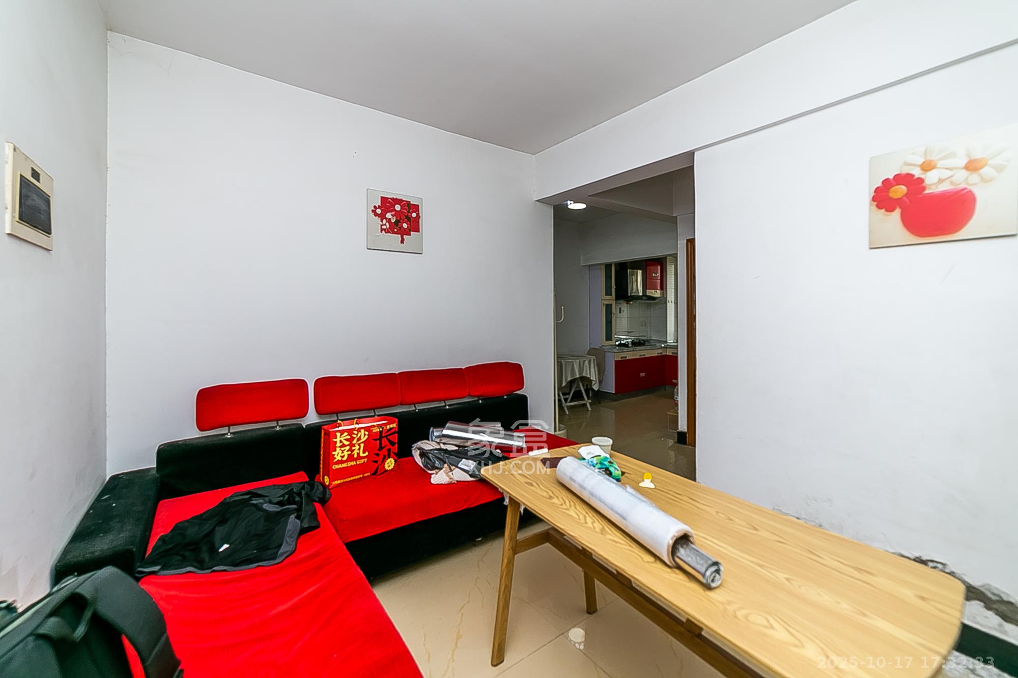 层上观邸  1室2厅1卫    36.8万 层上观邸  1室2厅1卫    36.8万客厅