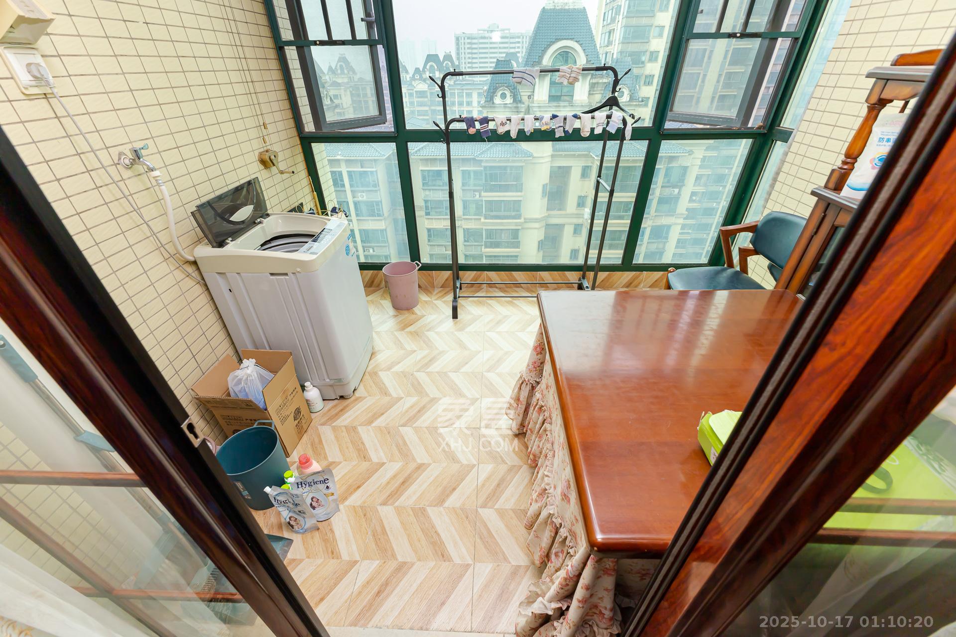 恒大名都  4室2厅2卫    105.0万阳台