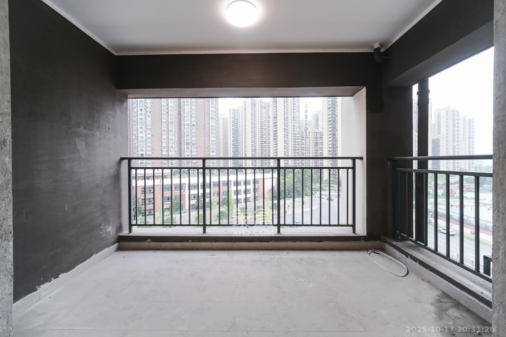 荣盛城  4室2厅2卫    88.8万阳台