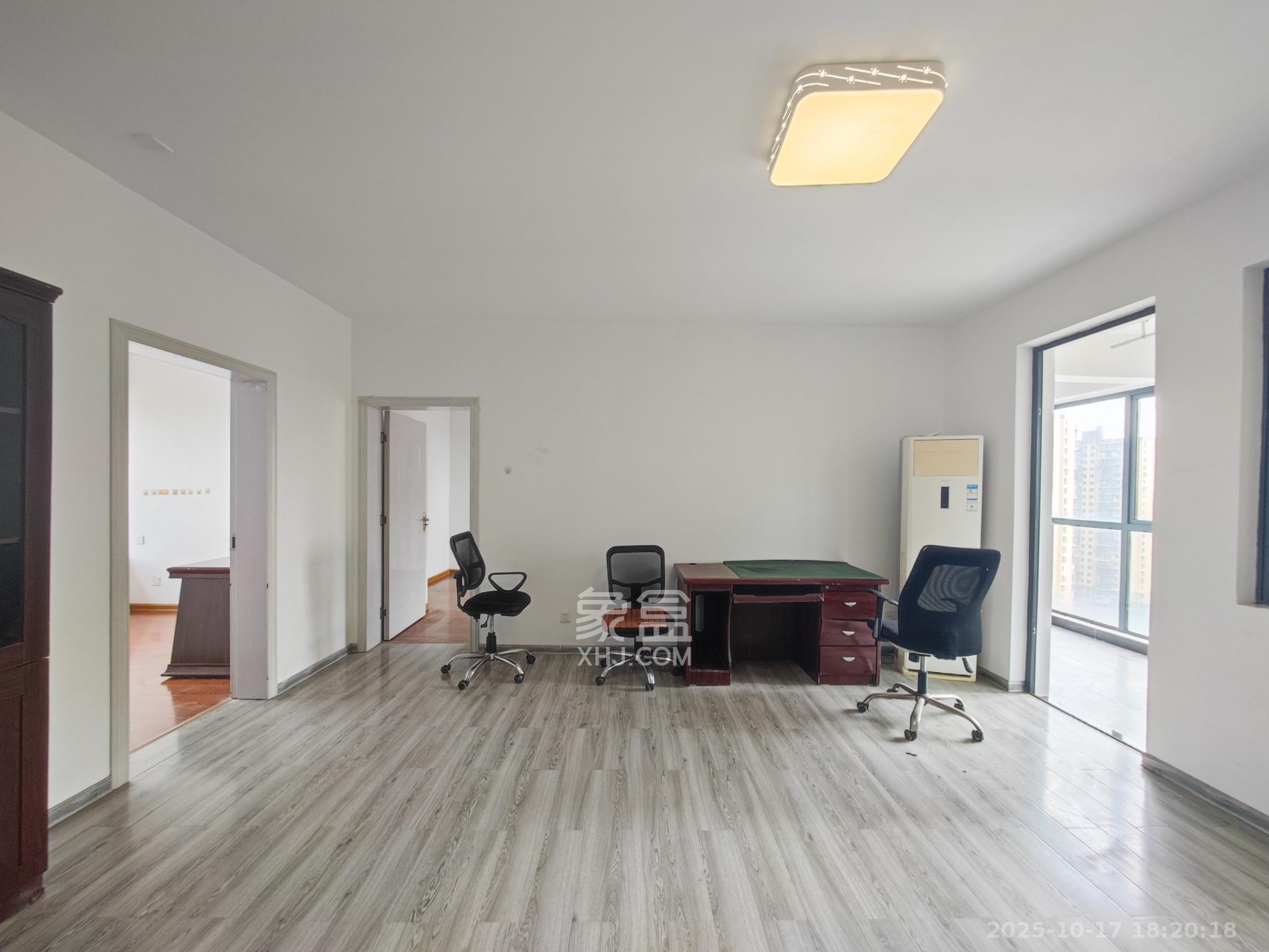 西湖鸿运佳苑 3室2厅2卫 83.0万 西湖鸿运佳苑 3室2厅2卫 83.0万客厅