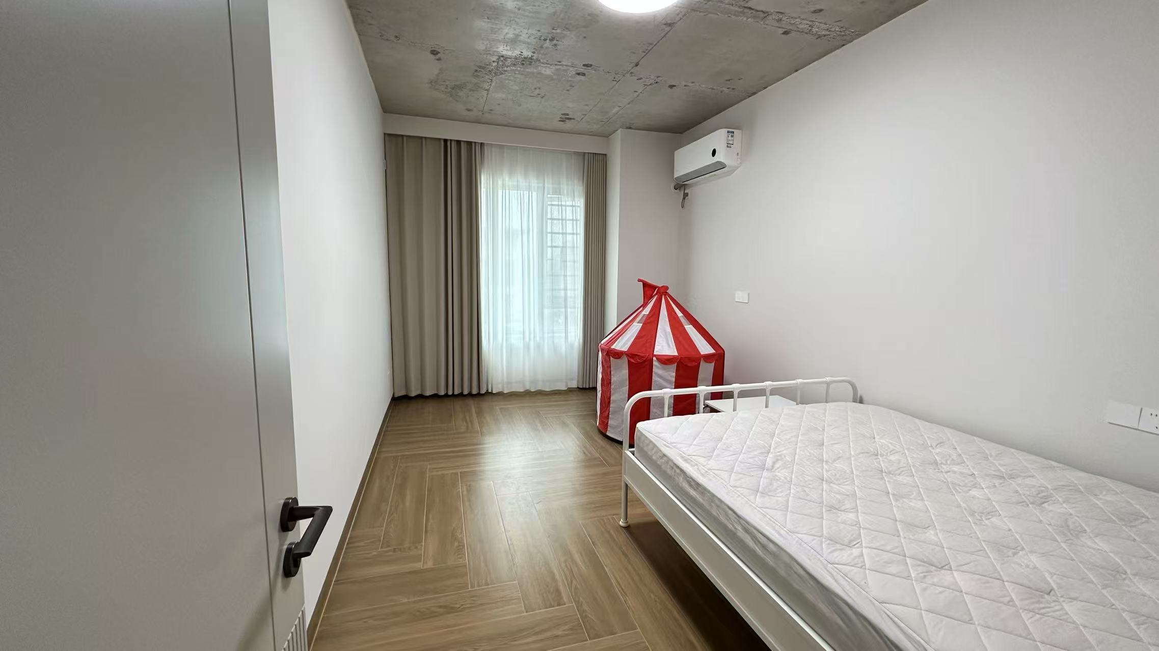 青春里-铂樾府 5室2厅2卫 130.0万 青春里-铂樾府 5室2厅2卫 130.0万客厅