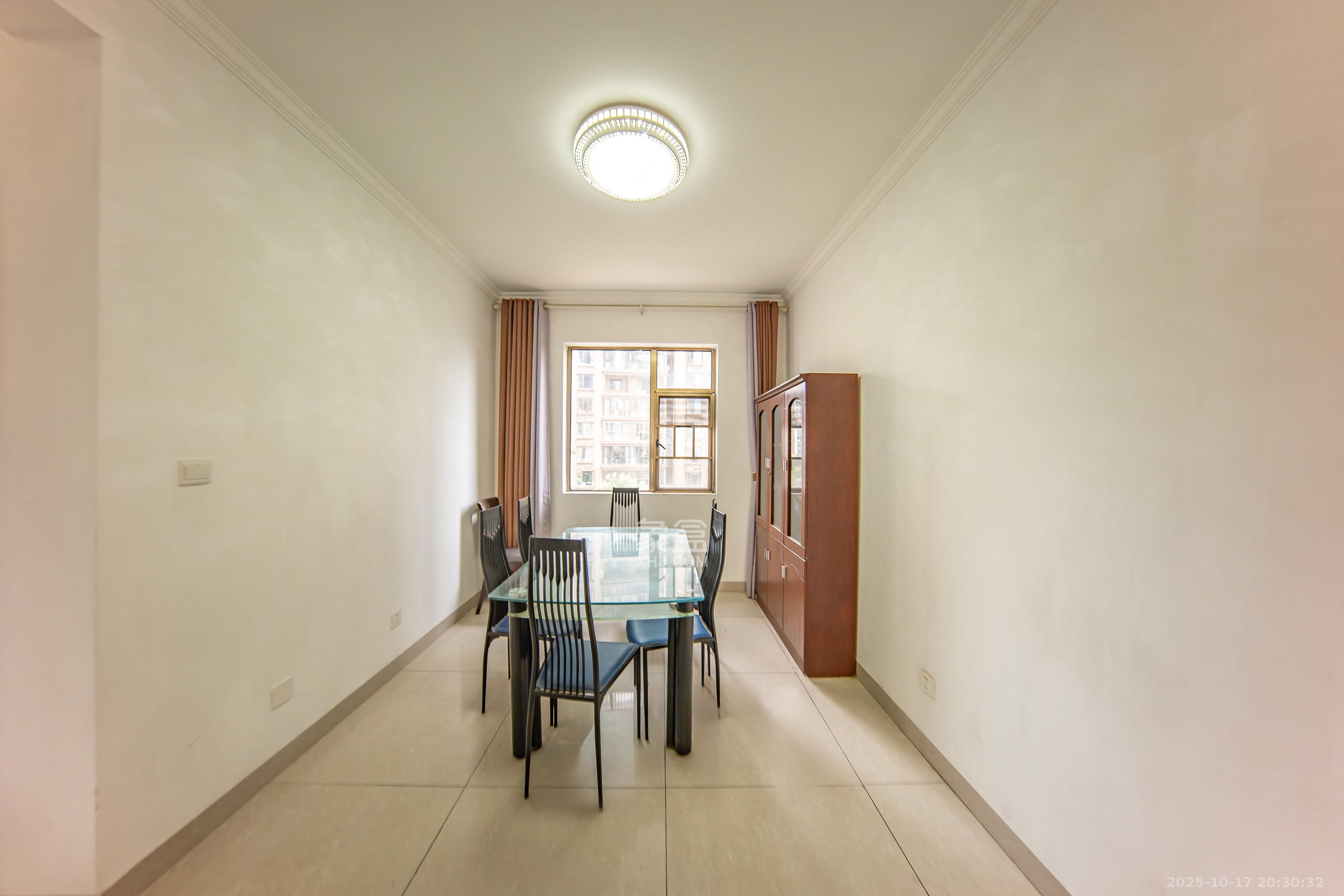 江山帝景雅典  4室2厅2卫    125.0万客厅