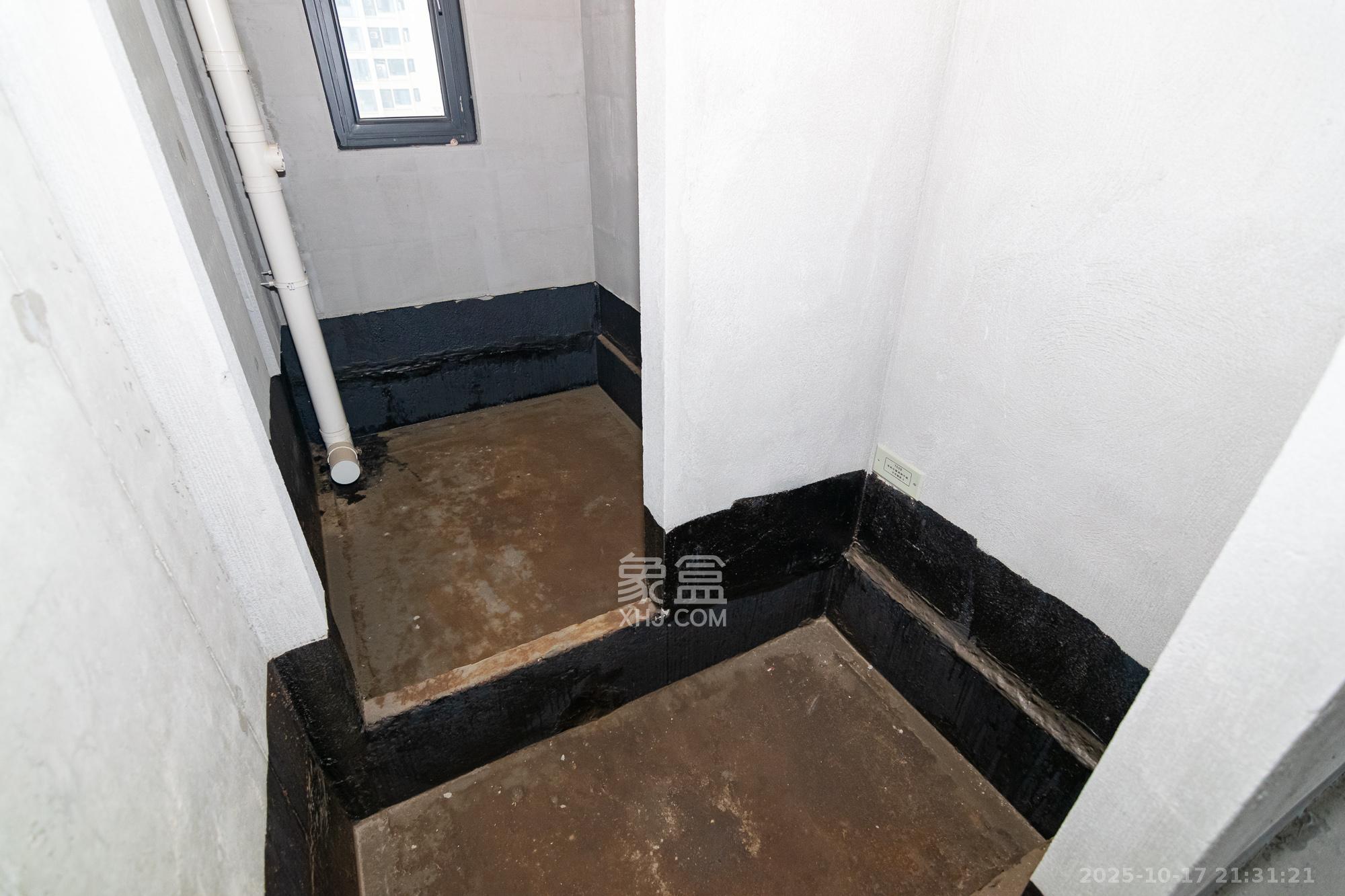 中粮鸿云  5室2厅2卫    89.0万卫生间