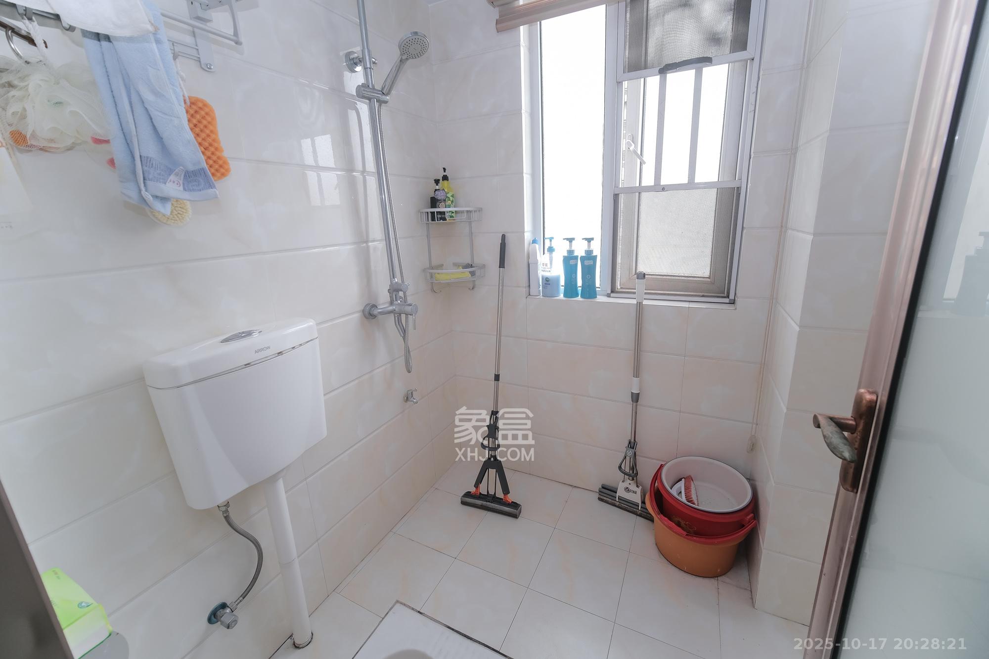 保利香槟国际  3室2厅2卫    99.0万卫生间