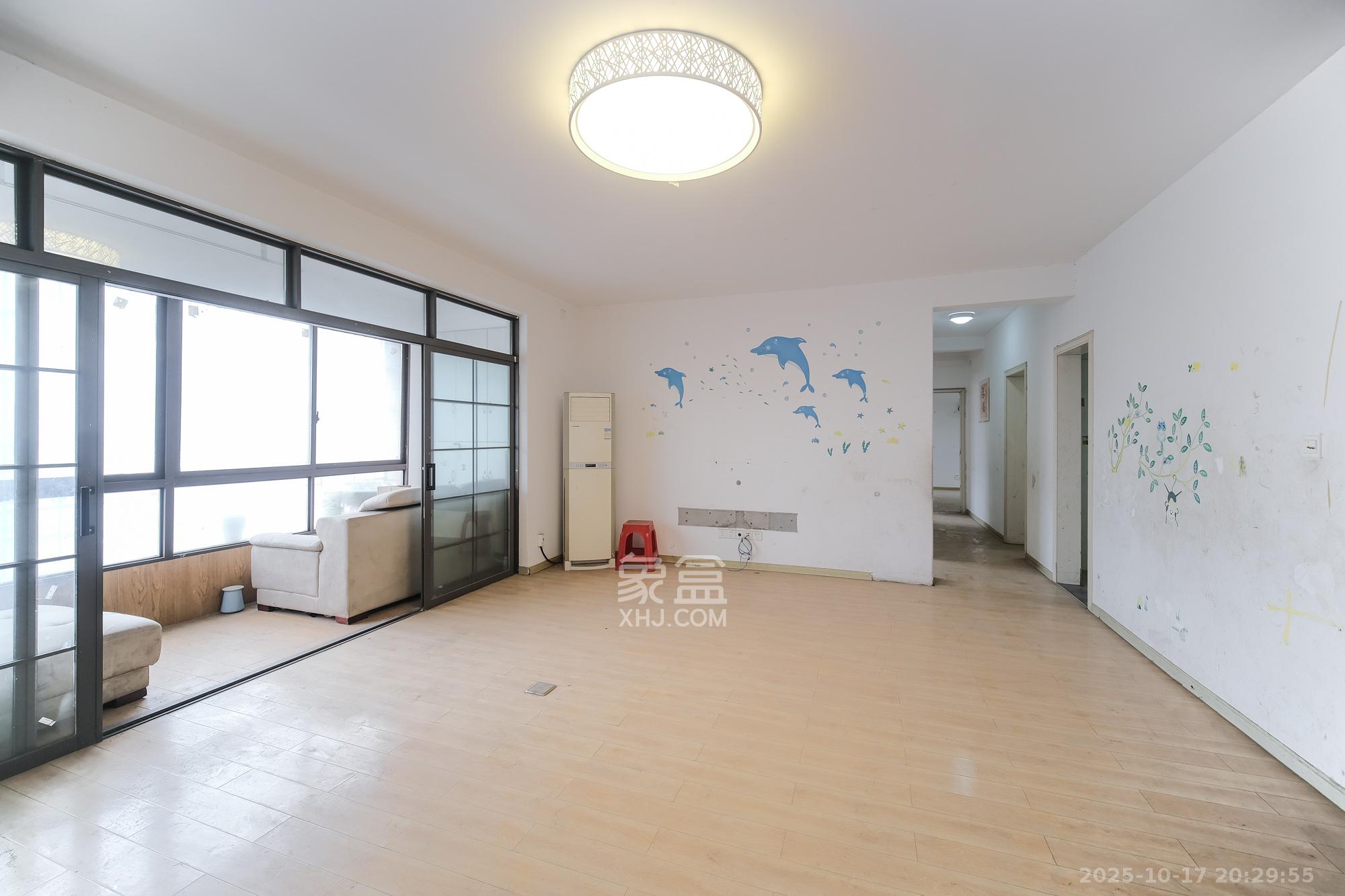 好望谷  4室2厅2卫    82.8万客厅