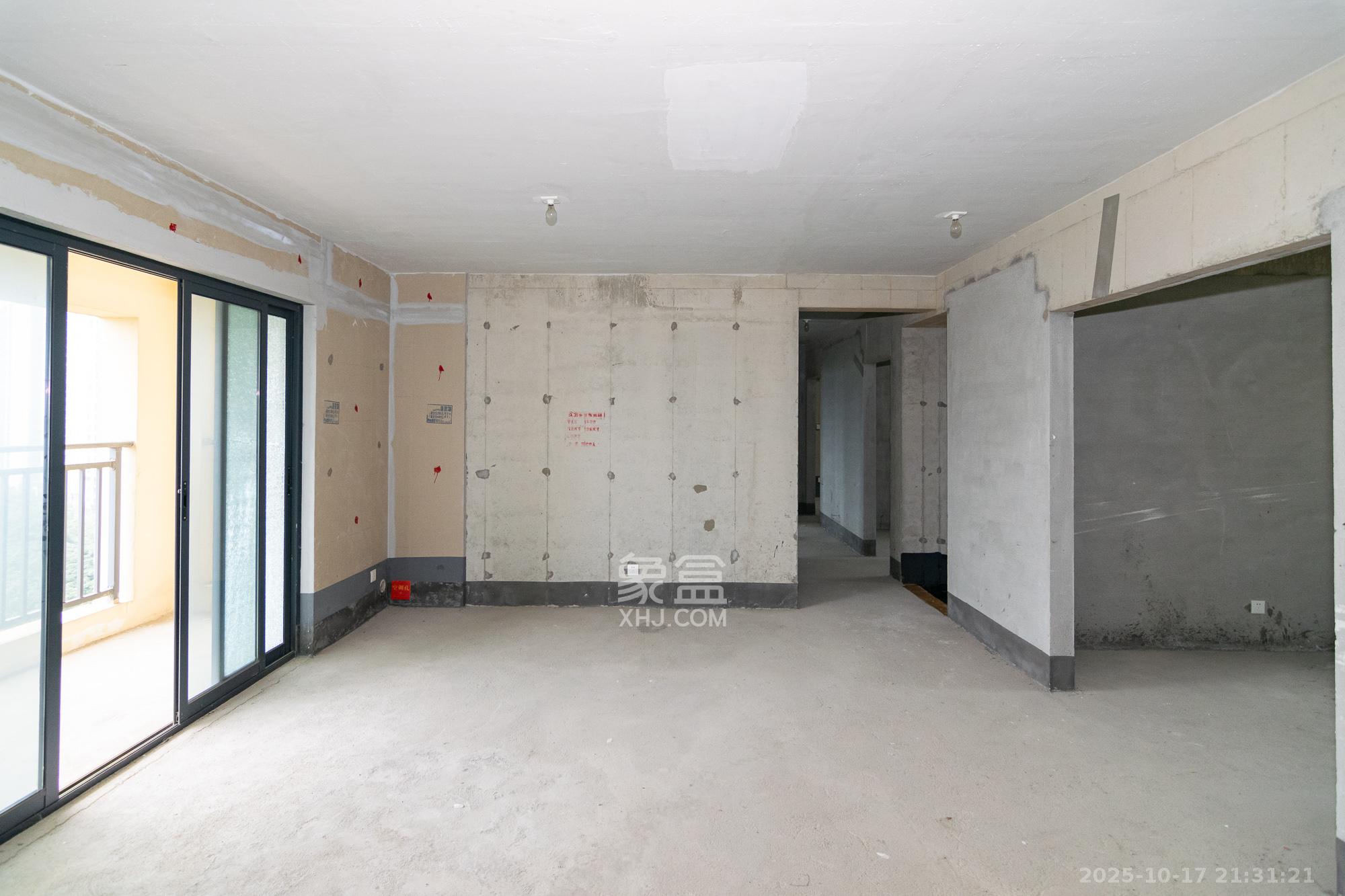 中粮鸿云 5室2厅2卫 89.0万 中粮鸿云 5室2厅2卫 89.0万客厅