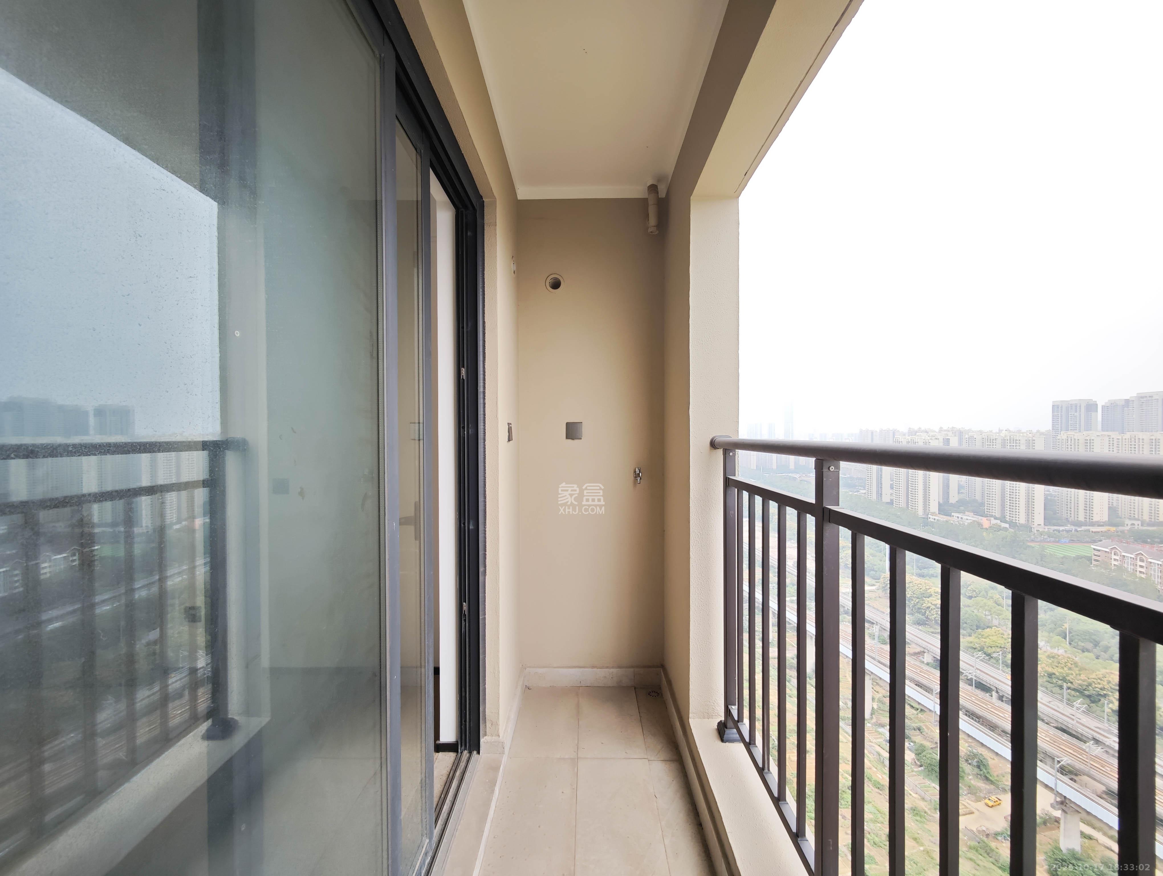 万科魅力之城天阔里  4室3厅2卫    138.0万 万科魅力之城天阔里  4室3厅2卫    138.0万阳台