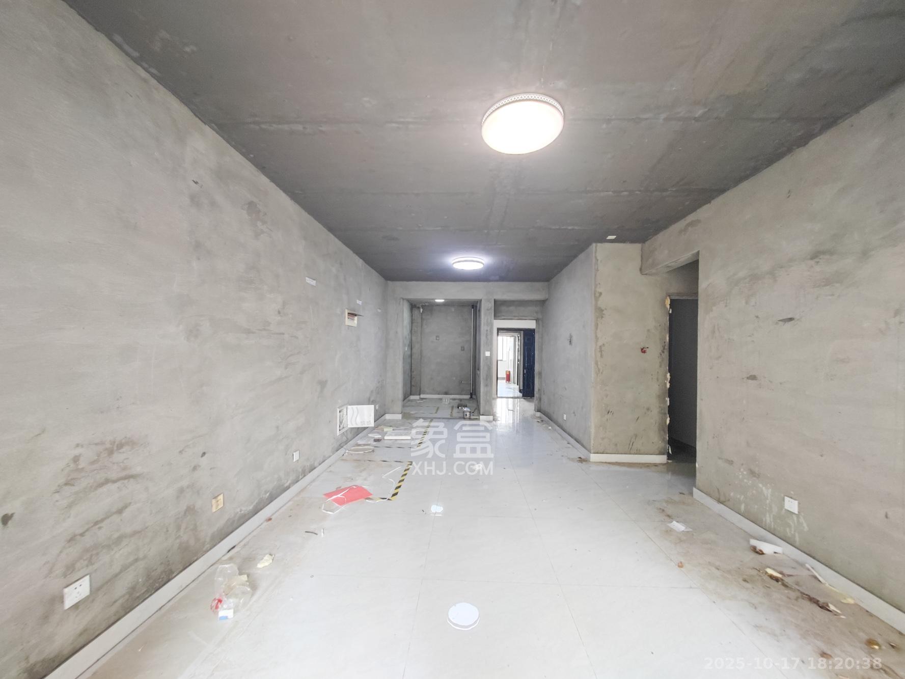 西湖鸿运佳苑 3室2厅2卫 68.0万 西湖鸿运佳苑 3室2厅2卫 68.0万客厅