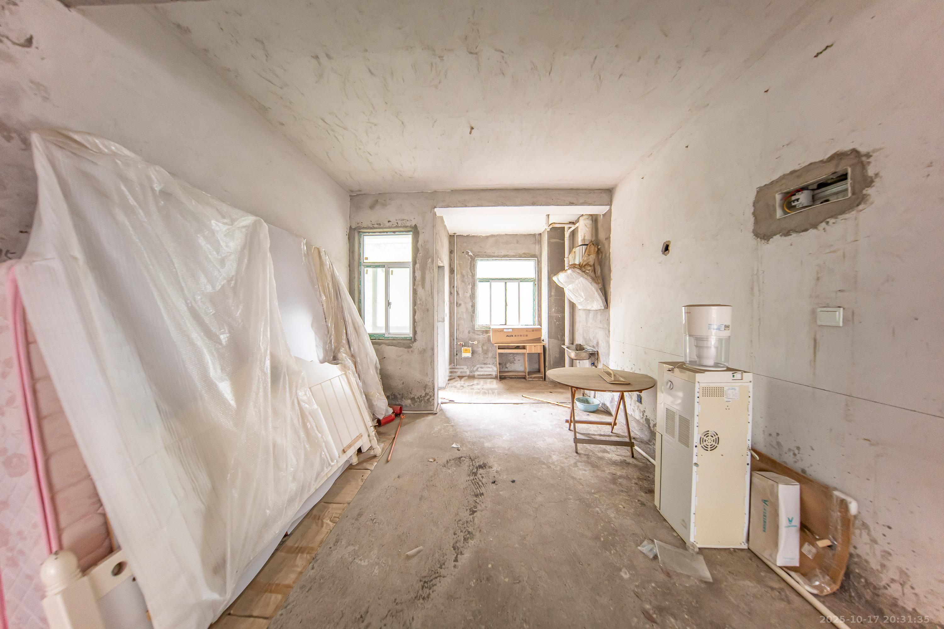 锑都家园  3室2厅2卫    77.0万客厅