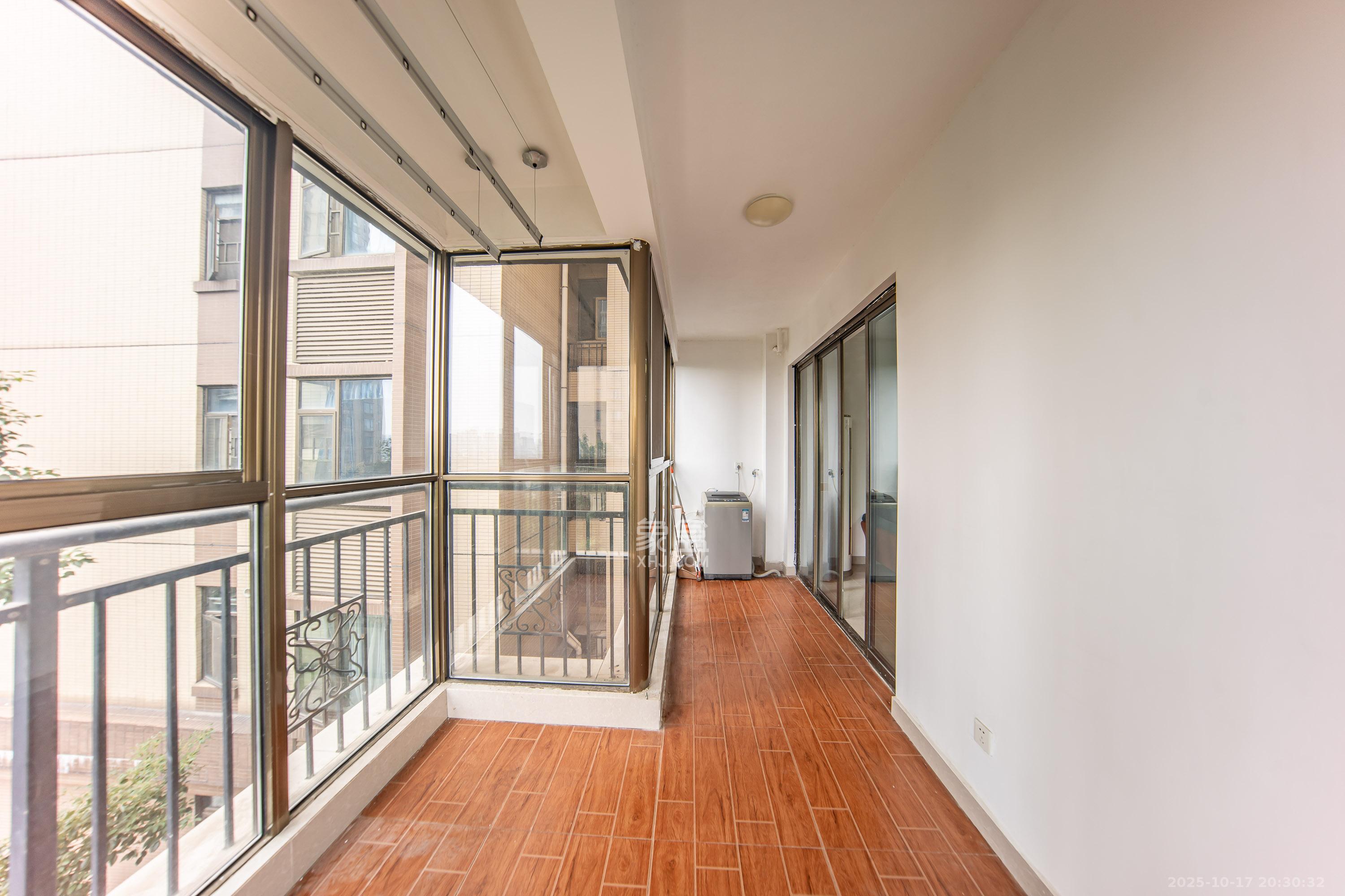 江山帝景雅典  4室2厅2卫    125.0万阳台