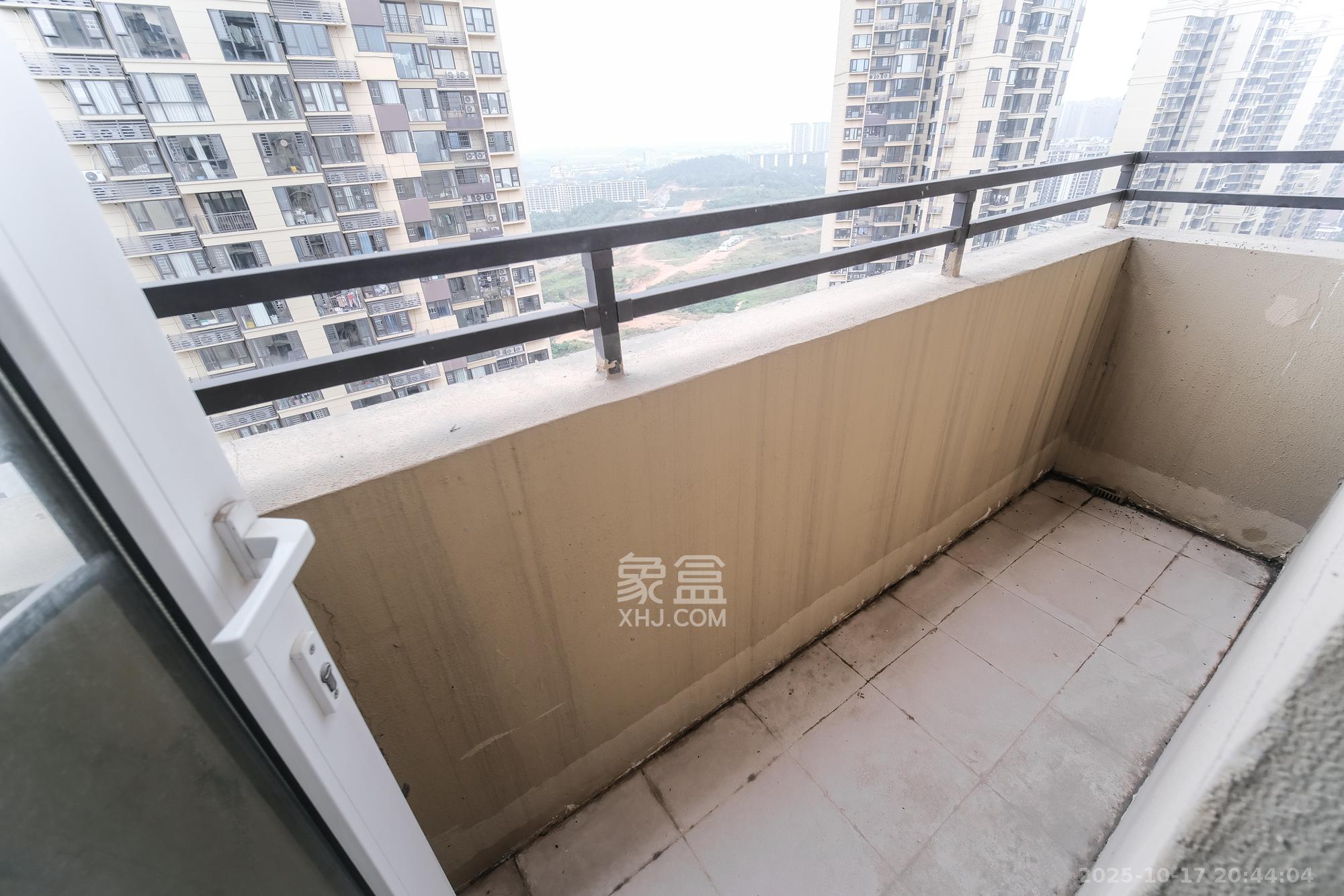 保利香槟国际 4室2厅2卫 95.0万 保利香槟国际 4室2厅2卫 95.0万阳台