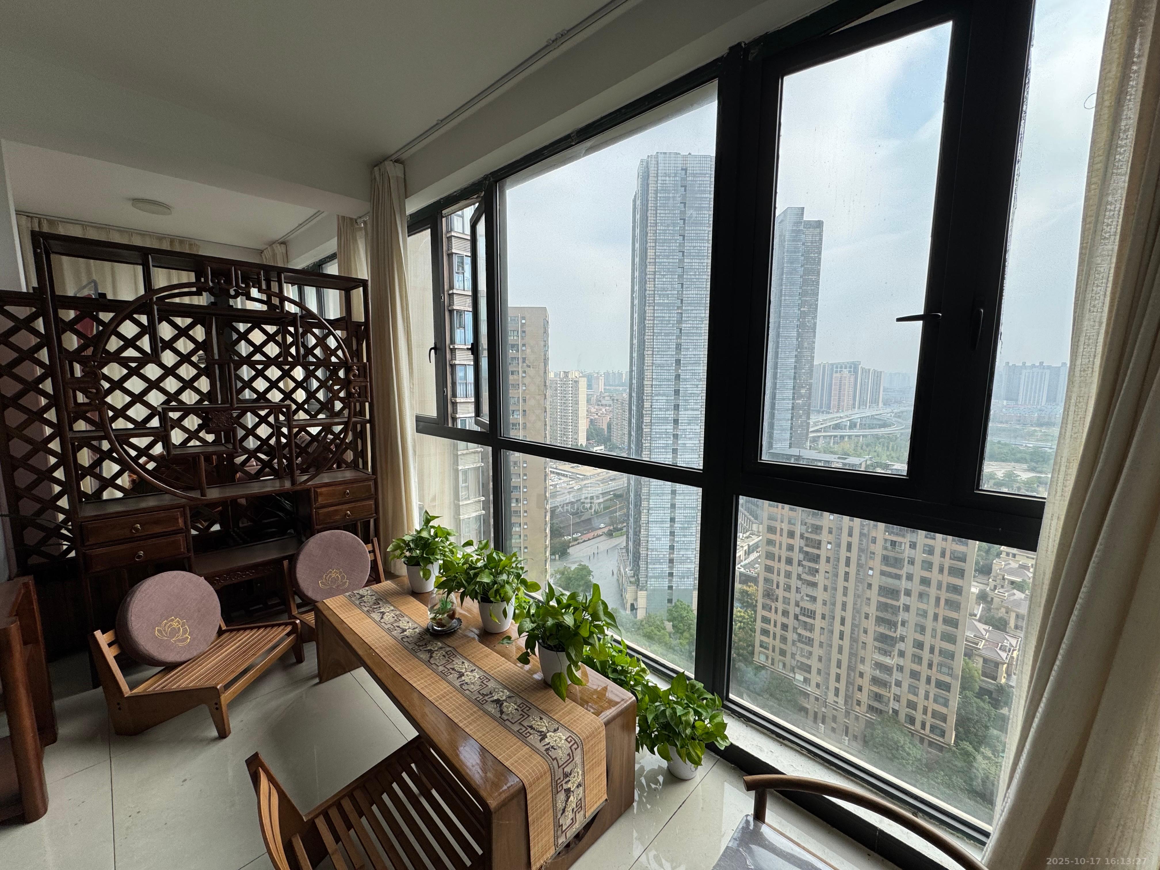 藏珑湖上国际花园  4室2厅2卫    5500.0元/月 藏珑湖上国际花园  4室2厅2卫    5500.0元/月室内图