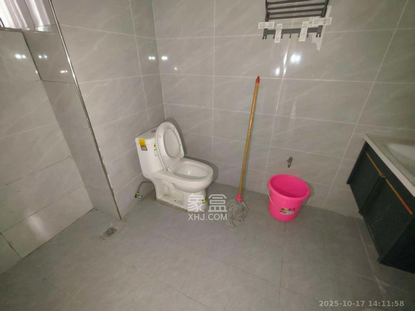 阳光100一期、四五期  3室2厅2卫    2600.0元/月室内图