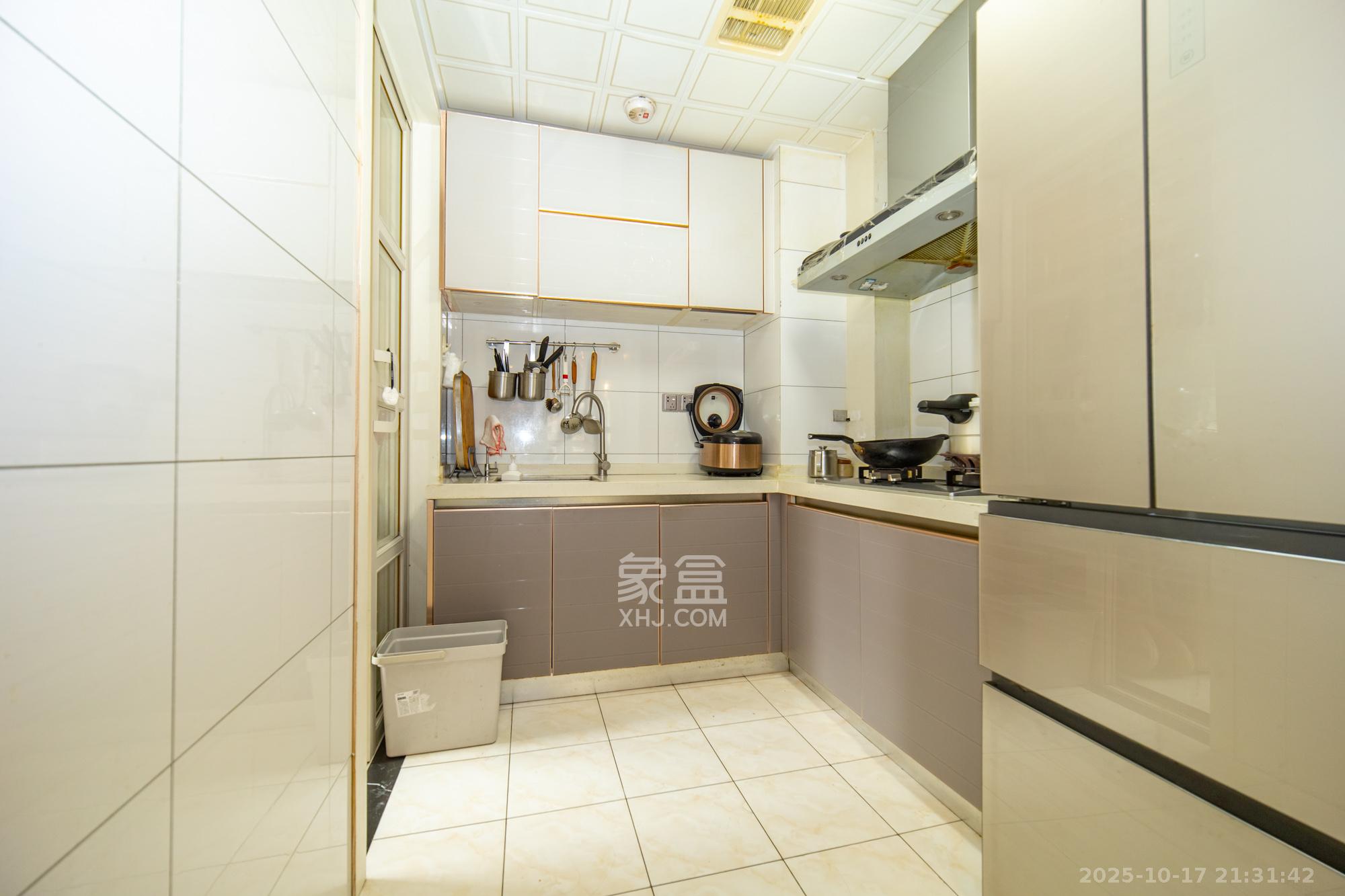 华润置地广场二期  3室2厅1卫    86.0万厨房