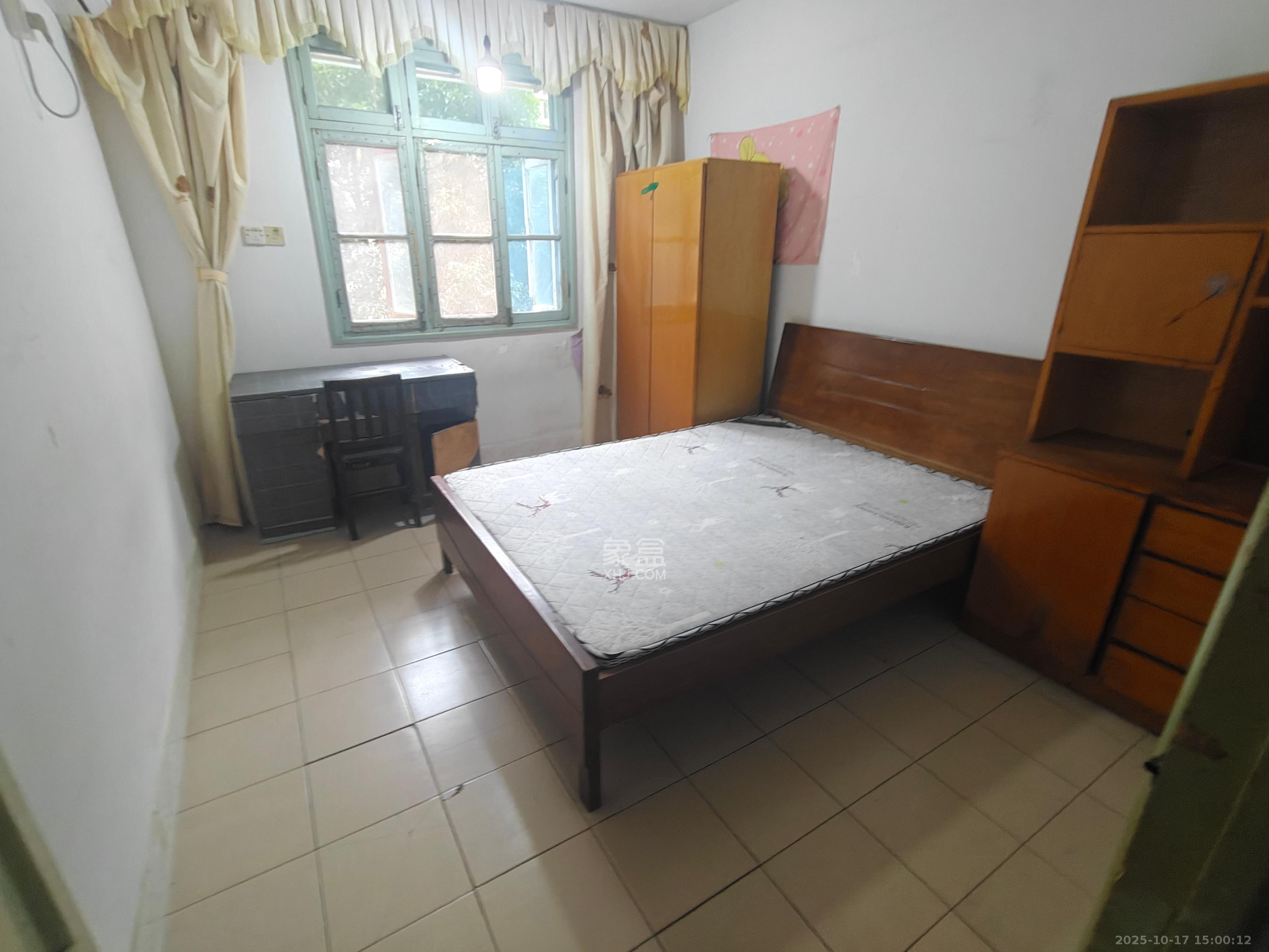 石佳冲小区  3室1厅1卫    2400.0元/月 石佳冲小区  3室1厅1卫    2400.0元/月室内图