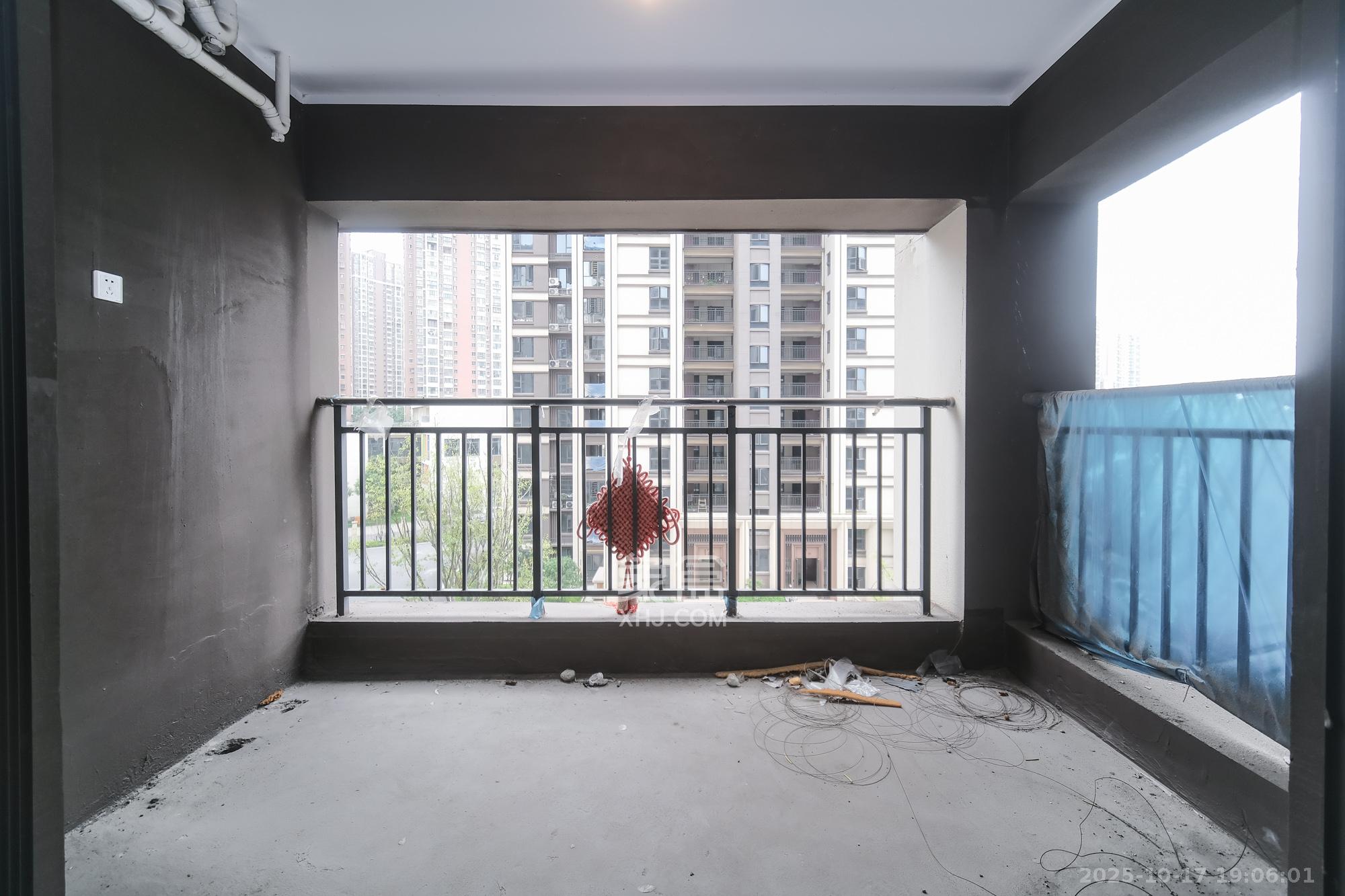 荣盛城 3室2厅2卫 85.0万 荣盛城 3室2厅2卫 85.0万阳台